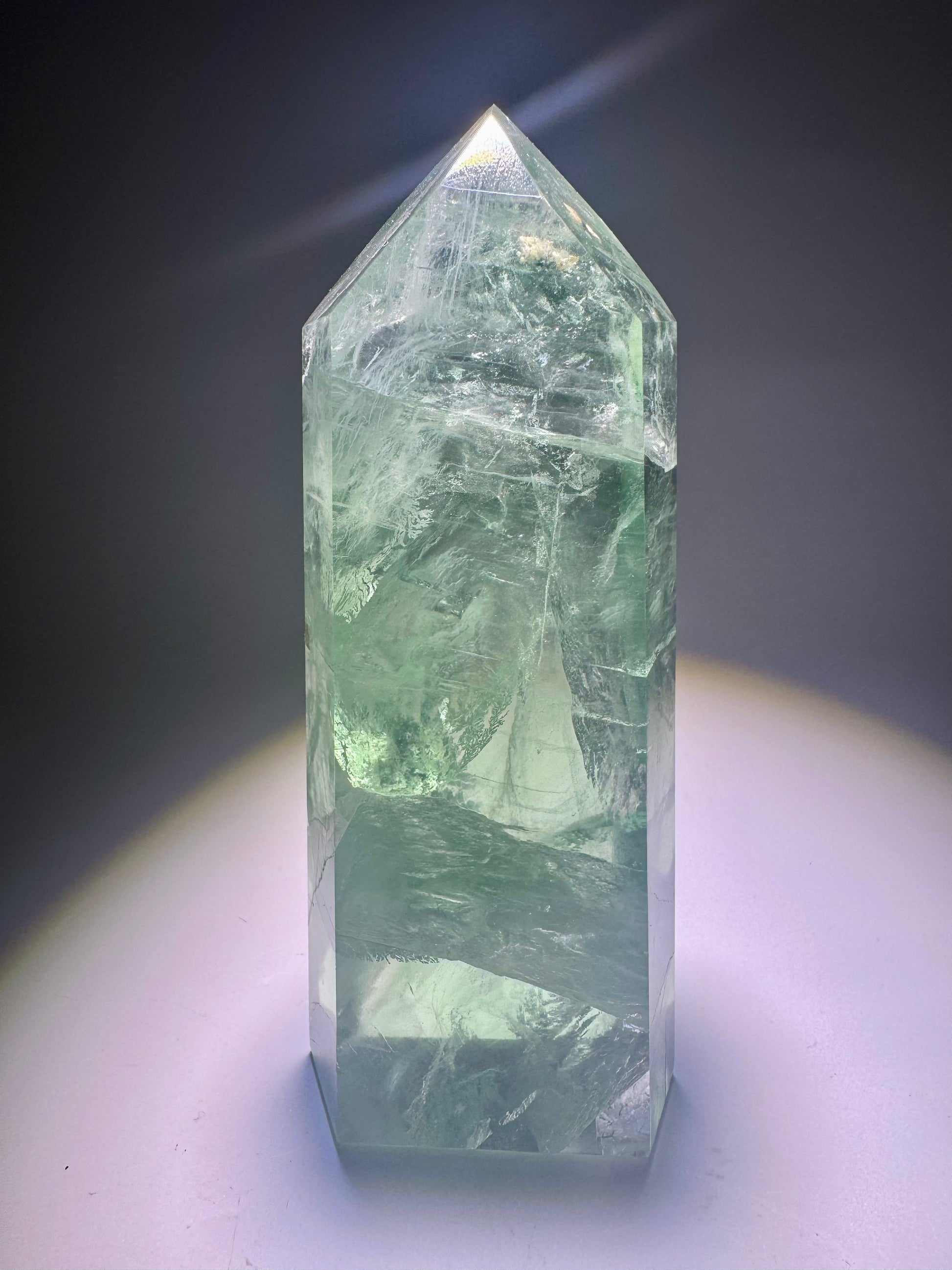 Leuchtend grüner Fluorit mit klarer Struktur – 350 Gramm Edelstein