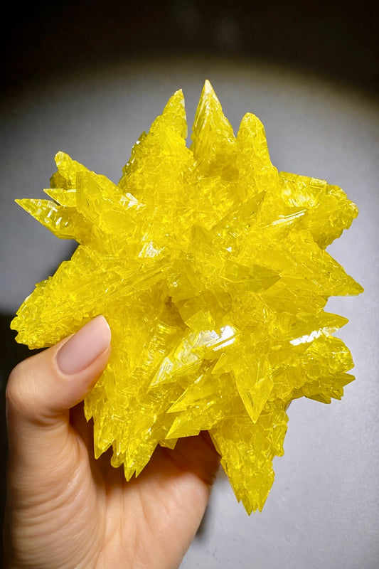 Leuchtende Schwefelkristalle auf Matrix 15 cm Sammlerstück