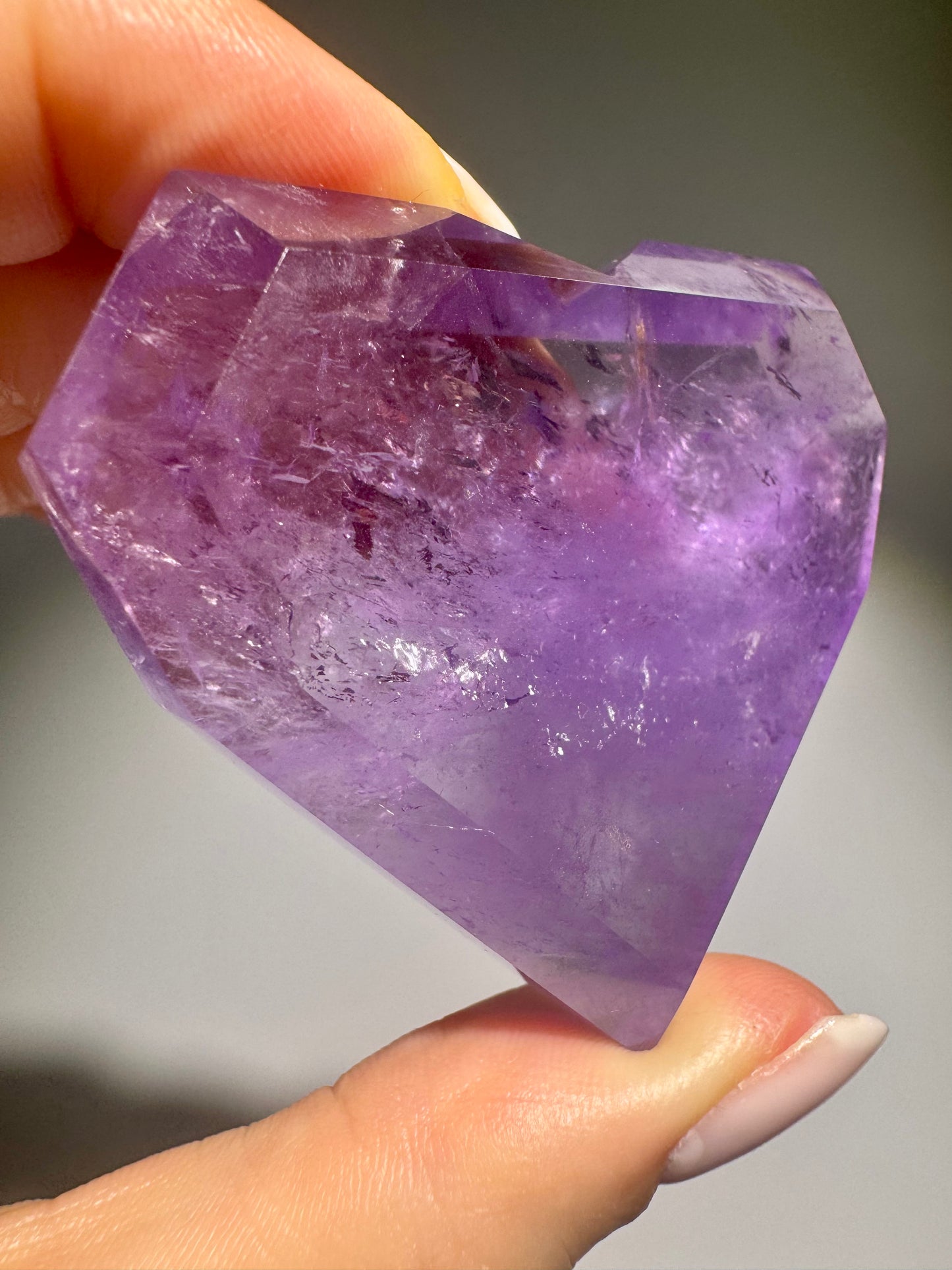 Lichtreflektierendes Amethyst Herz – 5 cm grosser Kristall mit brillanter Struktur aus Brasilien
