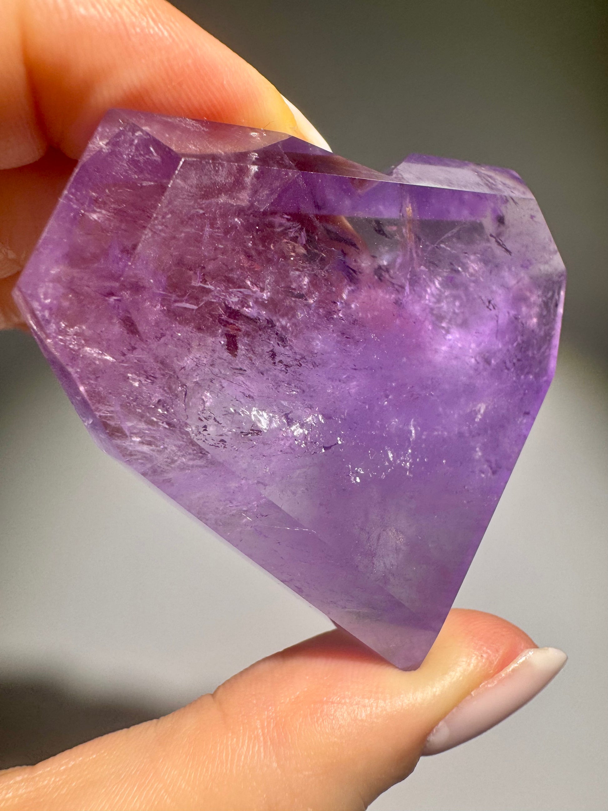 Lichtreflektierendes Amethyst Herz – 5 cm grosser Kristall mit brillanter Struktur aus Brasilien