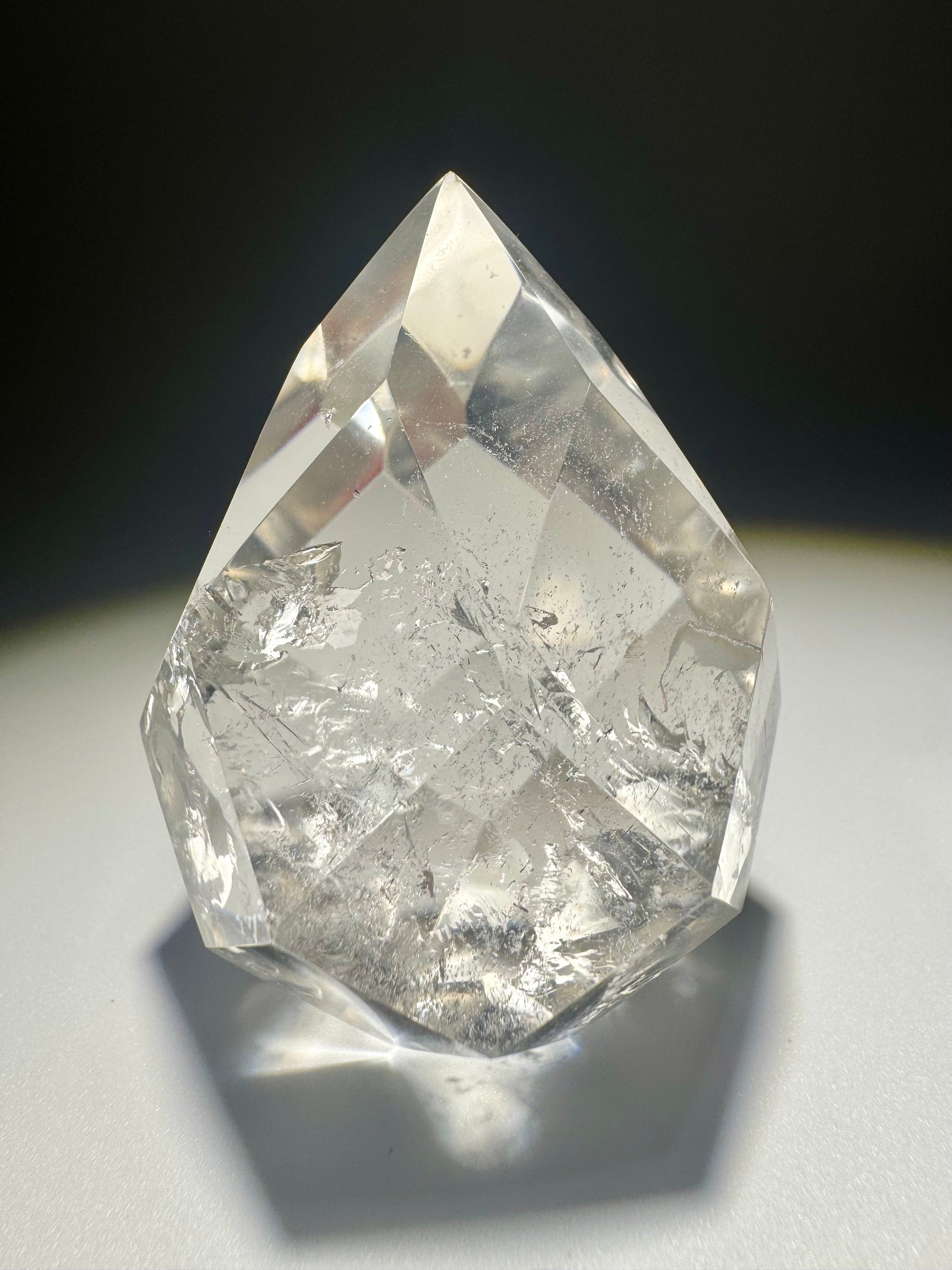 Reiner Bergkristall in edlem Facettenschliff – kraftvolles Unikat aus nachhaltiger Quelle, 5,6 cm
