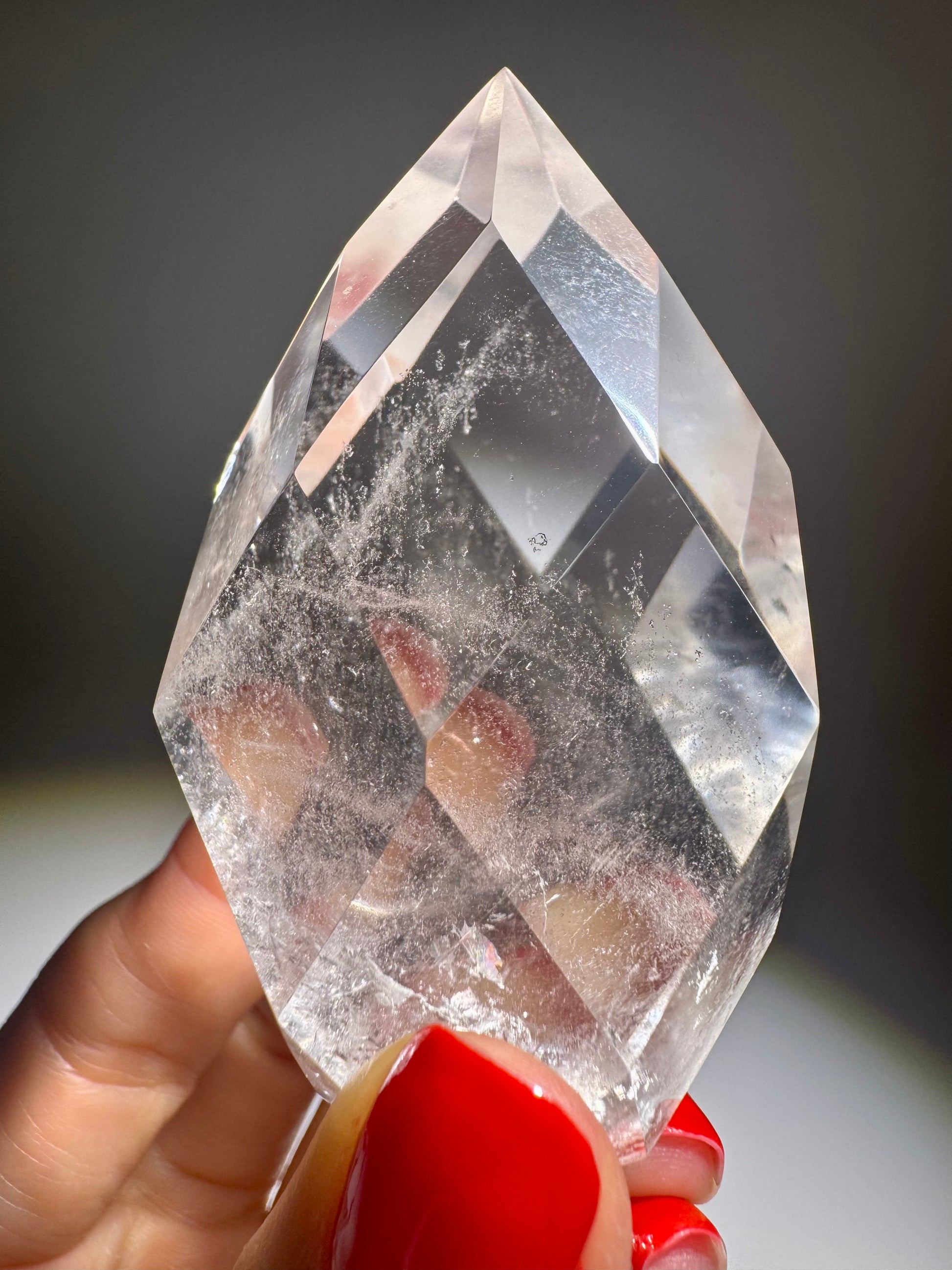 Lichtvoller Bergkristall in facettierter Form – exklusive Handarbeit aus Südamerika, 6,8 cm