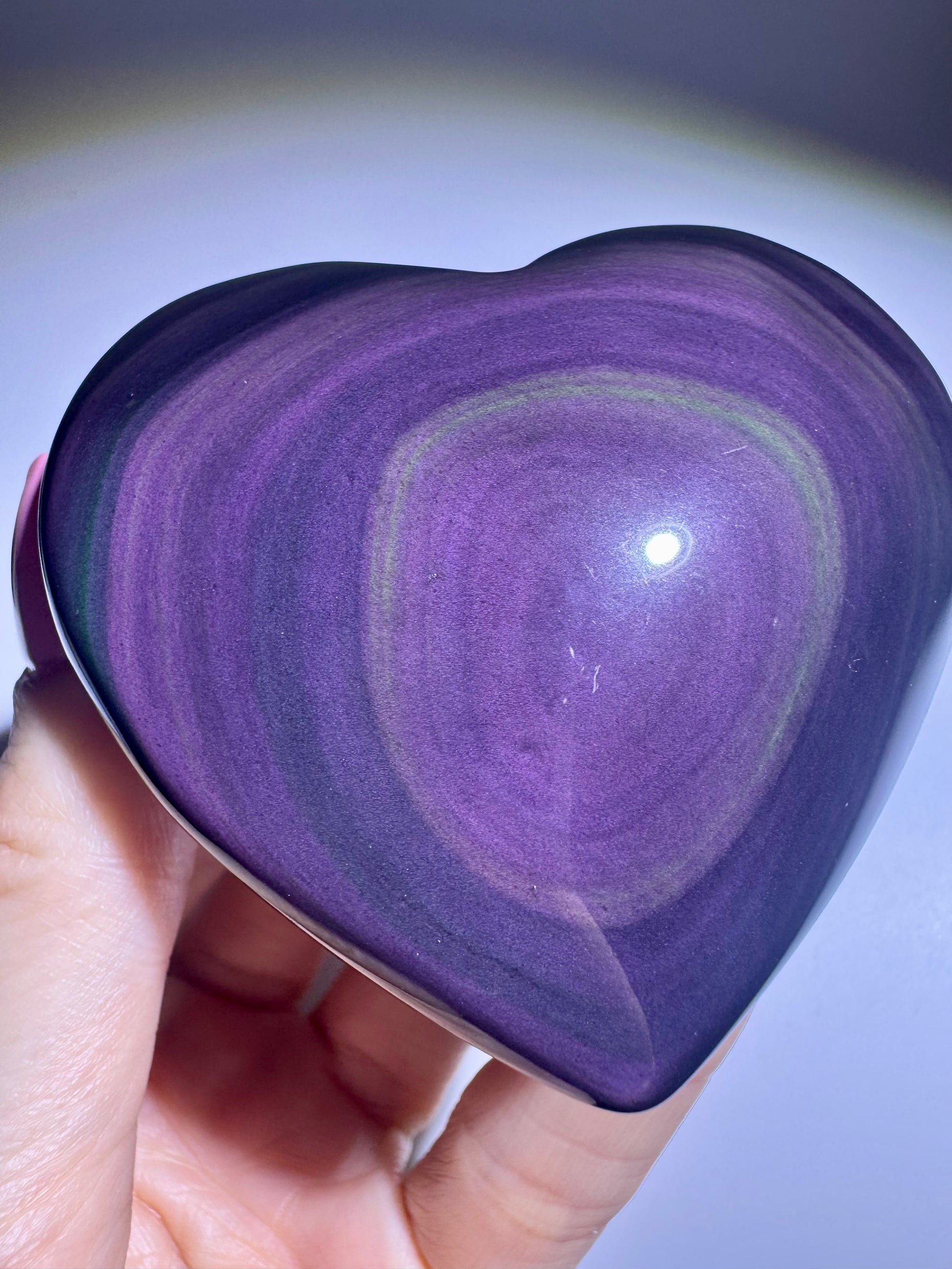 Lila-grüner Rainbow Obsidian Edelstein in Herzform – Schutzstein Unikat