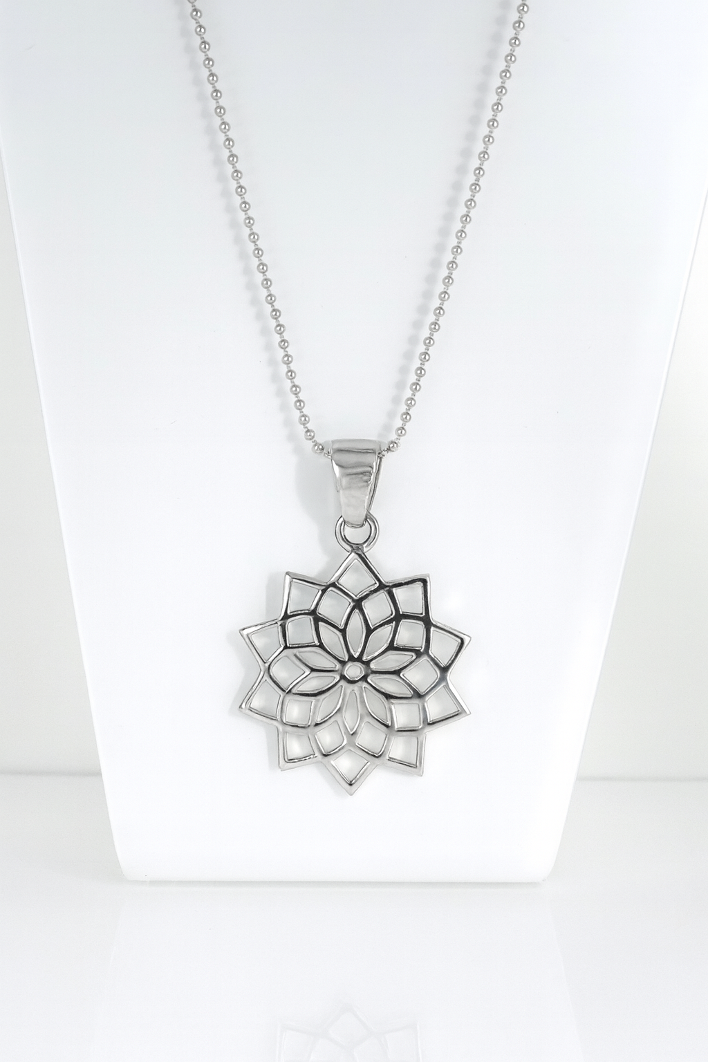 Lotusblüten-Kette kaufen – zarte Silberkette mit Lotusmandala 42 cm