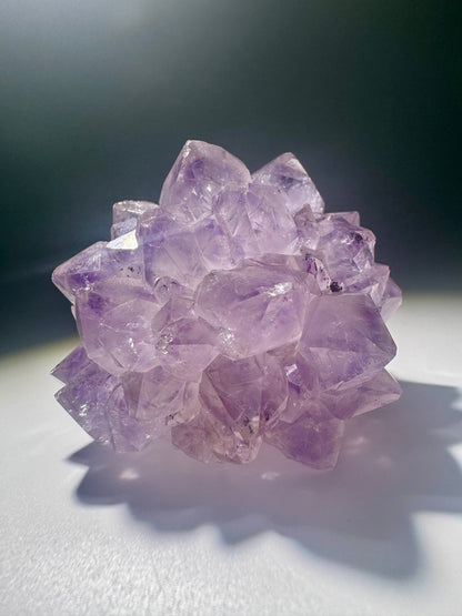 Massiver Uruguay Amethyst mit 5 cm Blüte, ruhige Kristallstruktur mit seltener Symmetrie und feiner Schichtung