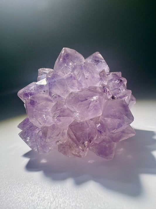 Massiver Uruguay Amethyst mit 5 cm Blüte, ruhige Kristallstruktur mit seltener Symmetrie und feiner Schichtung