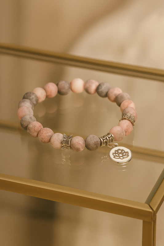 Mattiertes Rhodonit Armband 19 cm mit Lotusblüten-Charm – UNIQUE CRYSTALS