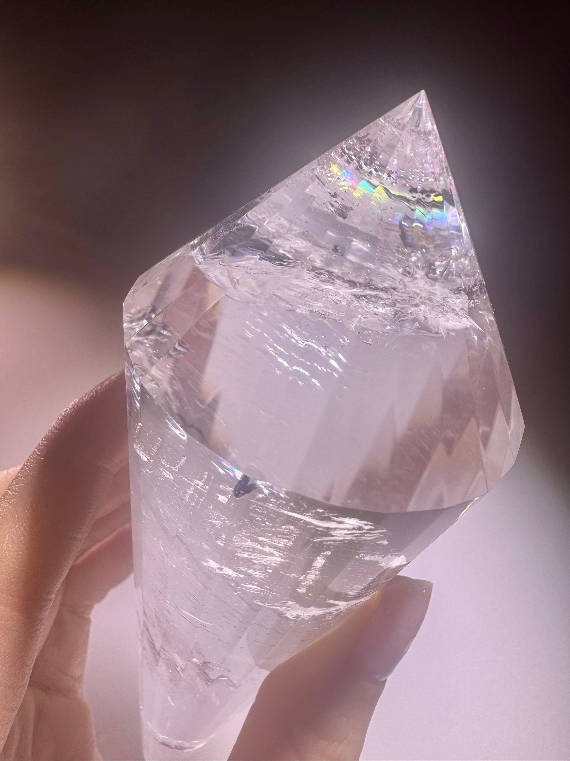 Meisterhaft geschliffener Lemurian Quarz mit 24 Facetten und Regenbogen-Highlights, 19.5 cm, 473g