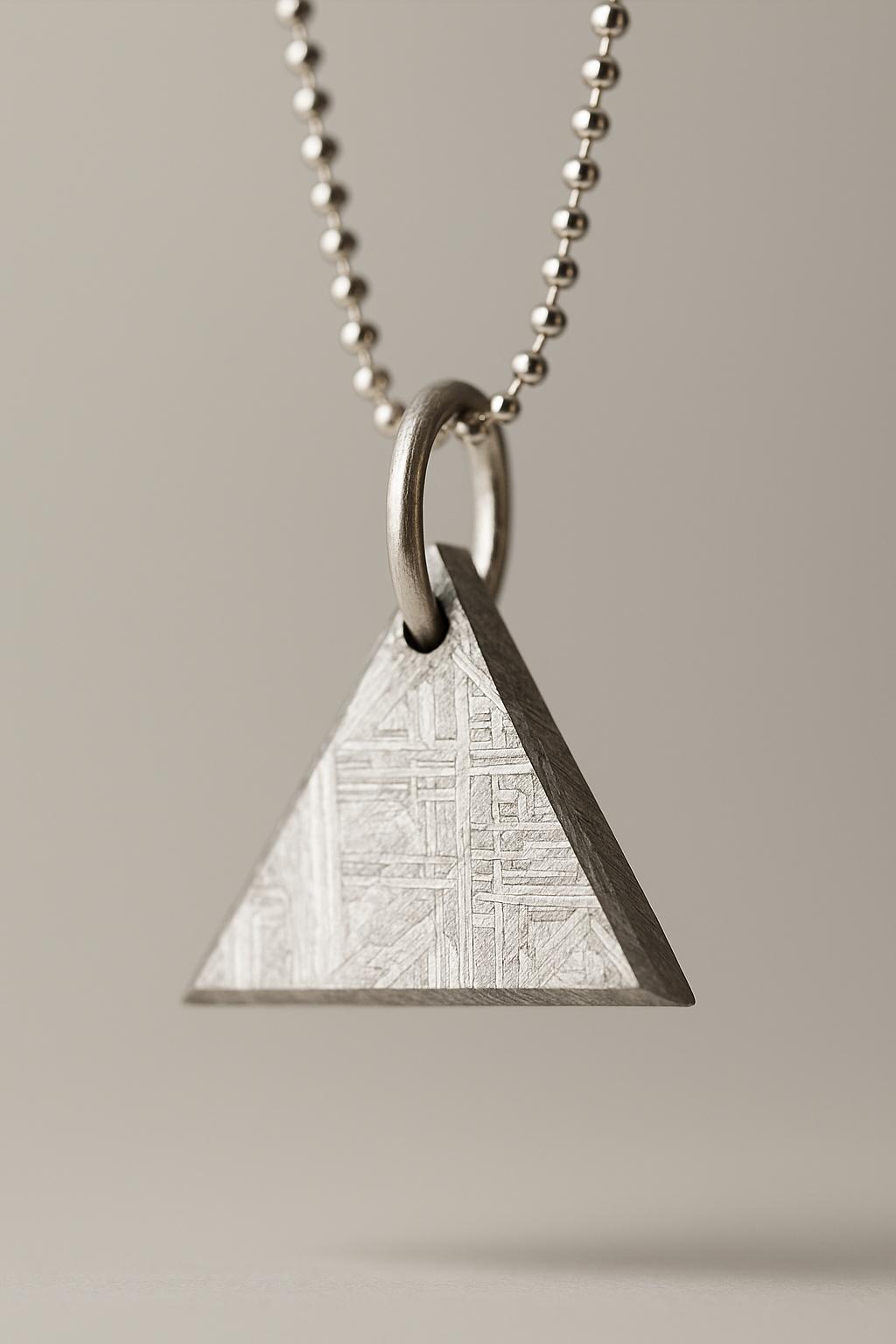 Meteoriten-Dreieck aus Muonionalusta – 4,5 Milliarden Jahre alt