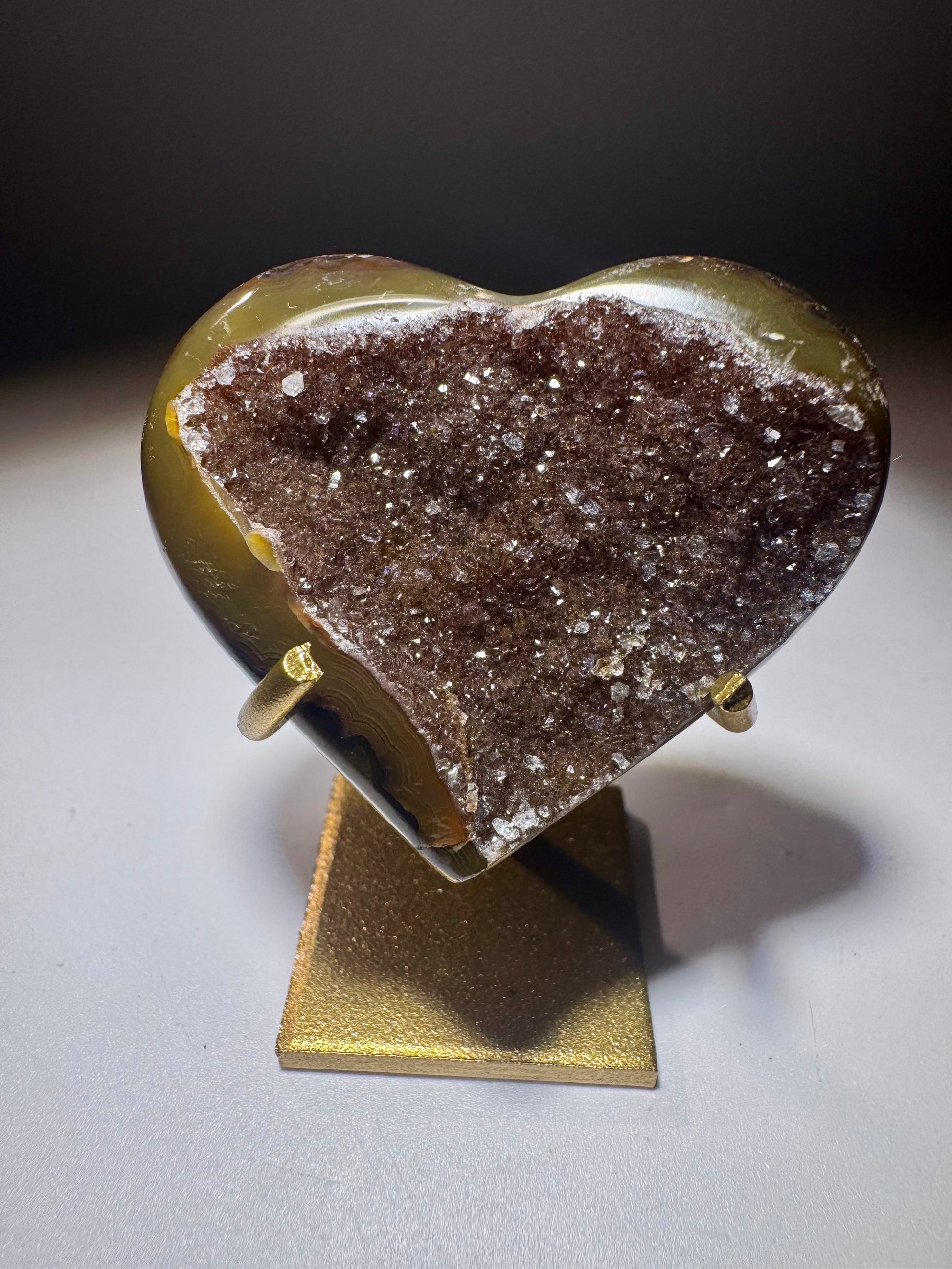 Mini Achat-Herz mit funkelnden Kristallen & goldenem Ständer – Handmade aus Brasilien