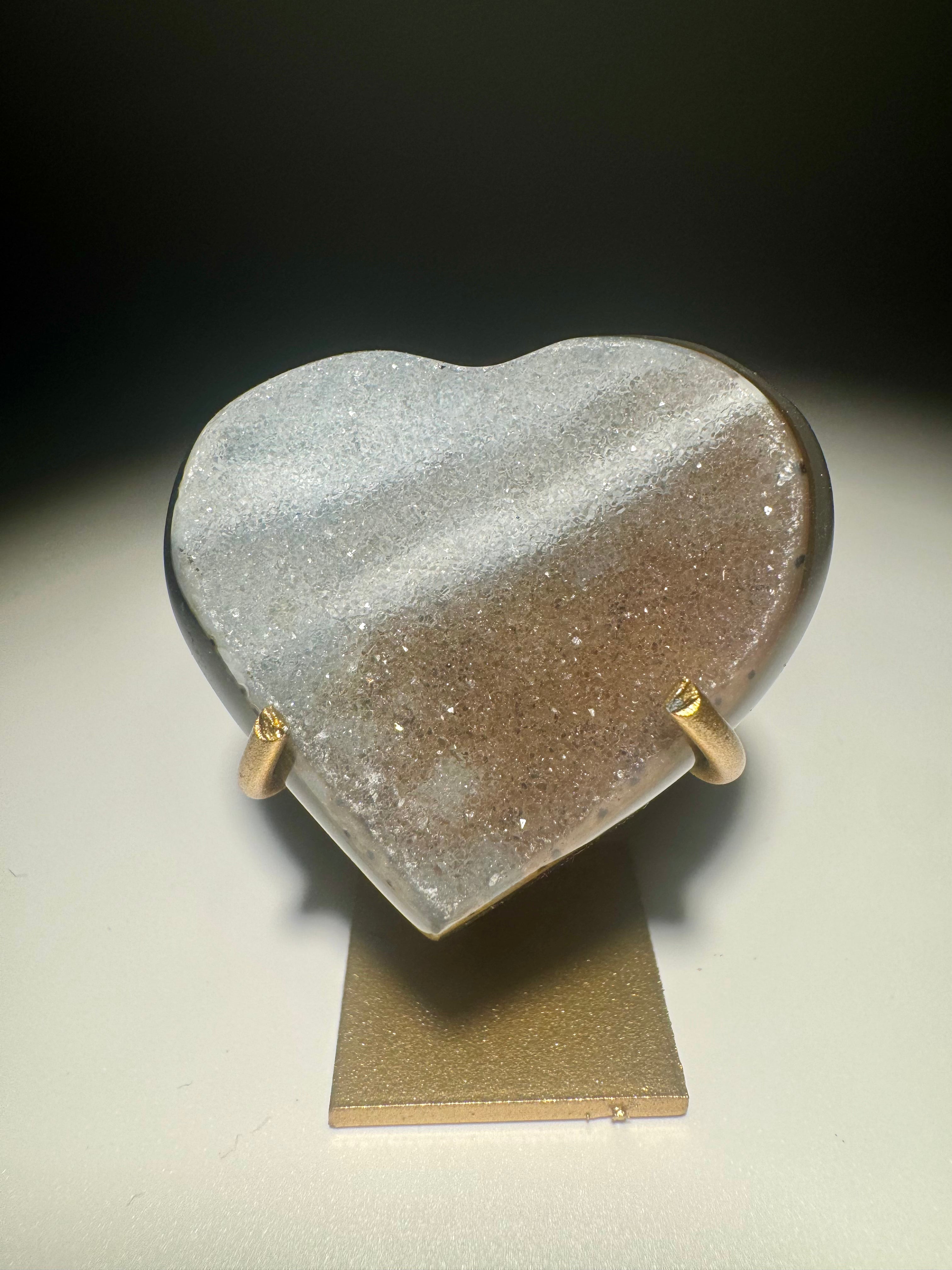 Mini Achat Herz mit Galaxie-Muster auf goldenem Metallständer – Brasilianischer Edelstein
