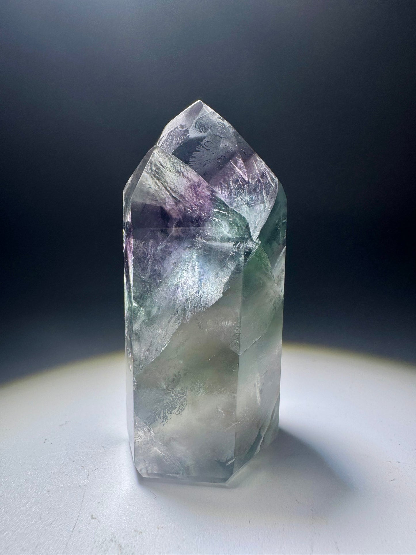 Mini Fluorit Spitze mit leuchtenden Farben – 49 Gramm