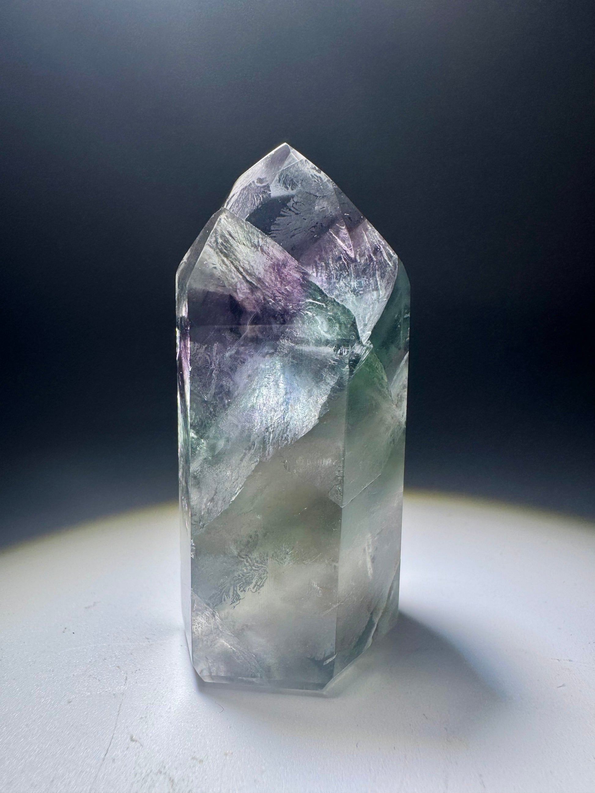 Mini Fluorit Spitze mit leuchtenden Farben – 49 Gramm