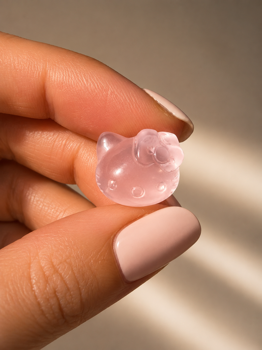Mini Hello Kitty aus Eisrosenquarz – Extra klarer Rosenquarz | ca. 1,3 cm