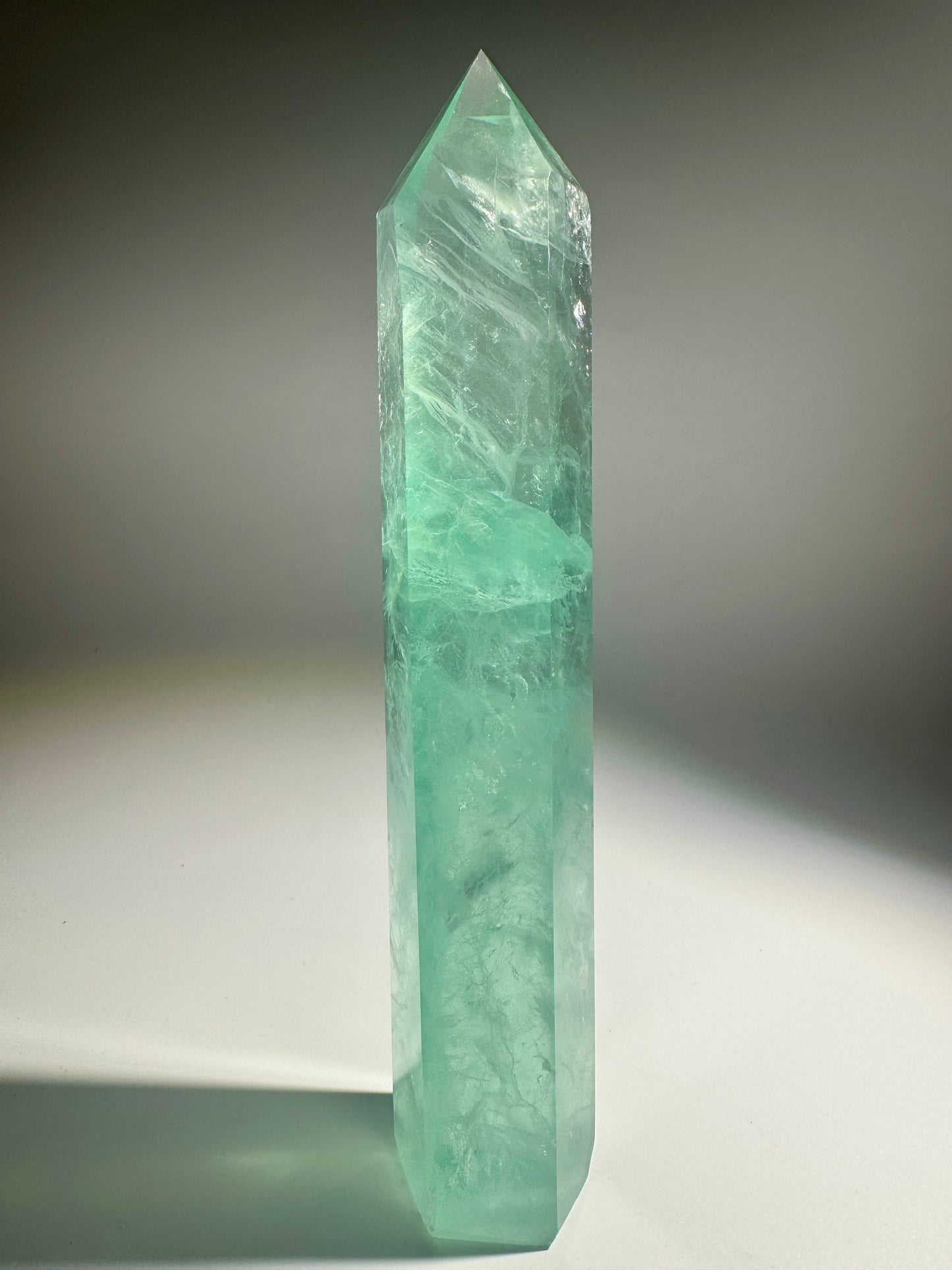 Mintgrüne Fluorit-Spitze aus Brasilien – extraklare Qualität, 20 cm hoch, handgeschliffen und ideal für Meditation, Energiearbeit und Dekoration