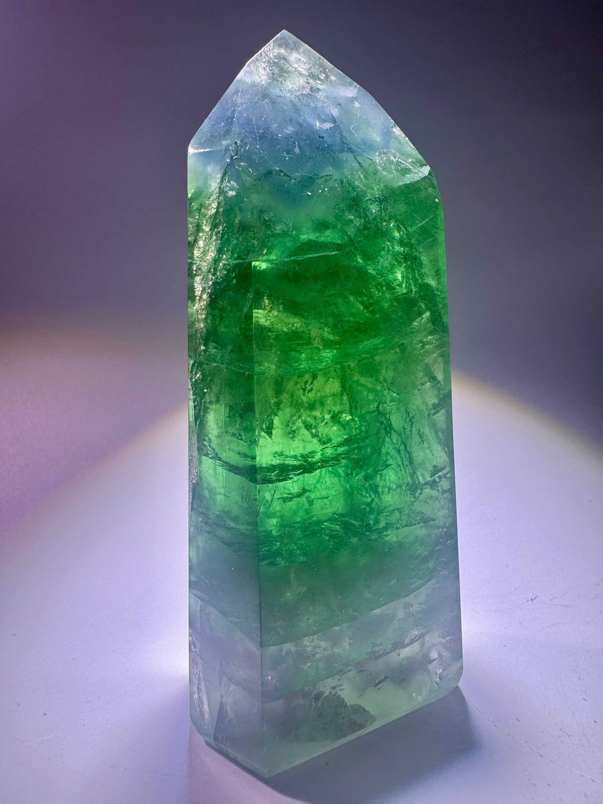 Mintgrüner Fluorit Edelstein – Kristallspitze 285 g