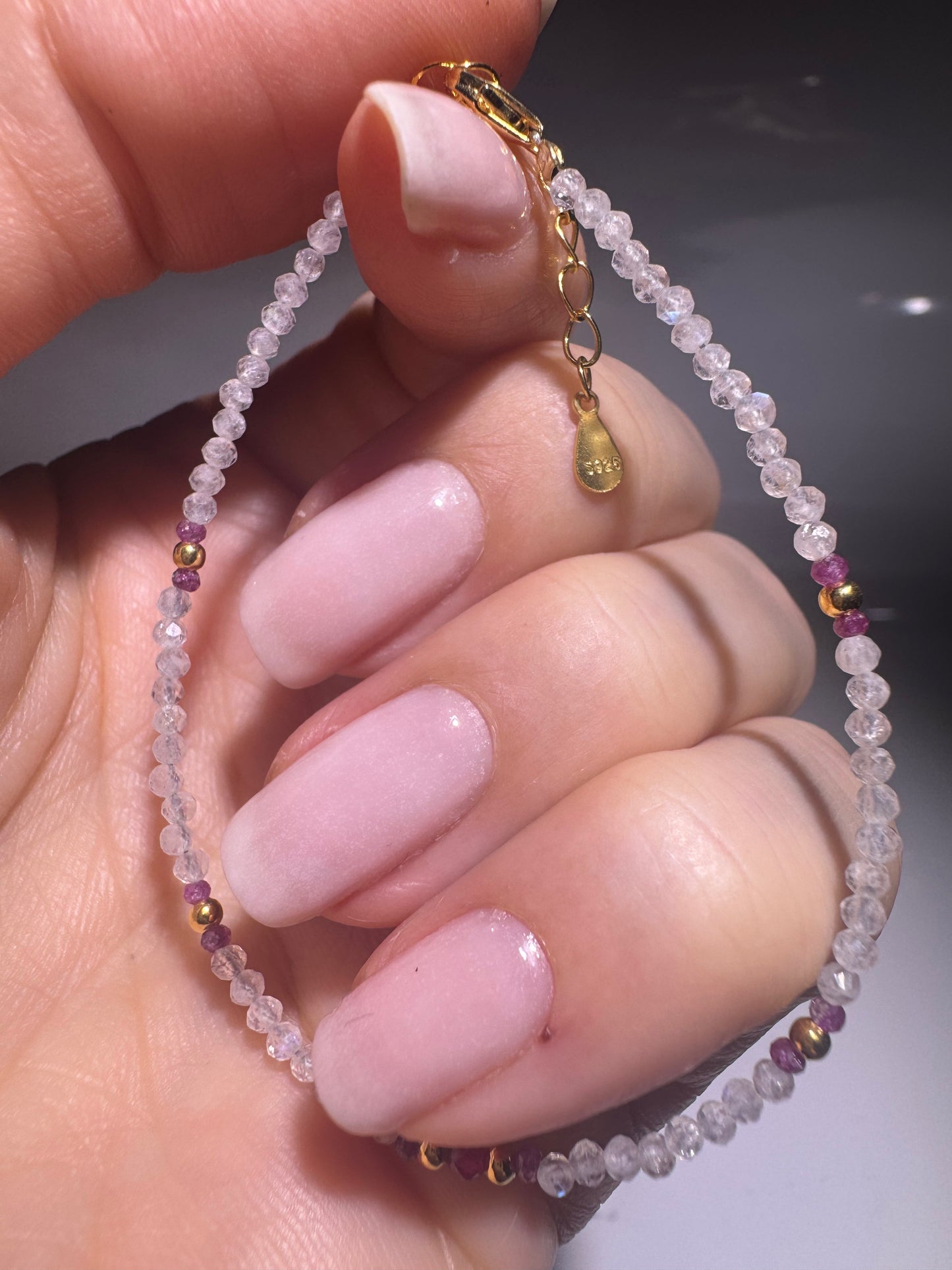 Mondstein & Rubin Armband kaufen – 18K vergoldet | UNIQUE CRYSTALS