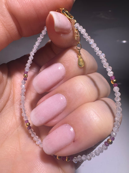 Mondstein & Rubin Armband kaufen – 18K vergoldet | UNIQUE CRYSTALS