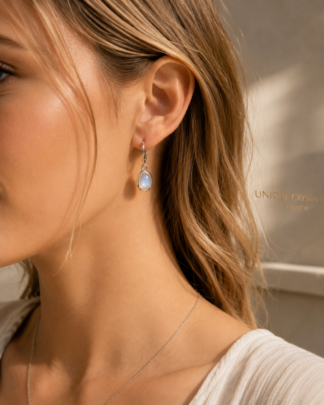 Mondsteinohrringe mit natürlichem Blue Moonstone und 925 Silber Zargenfassung