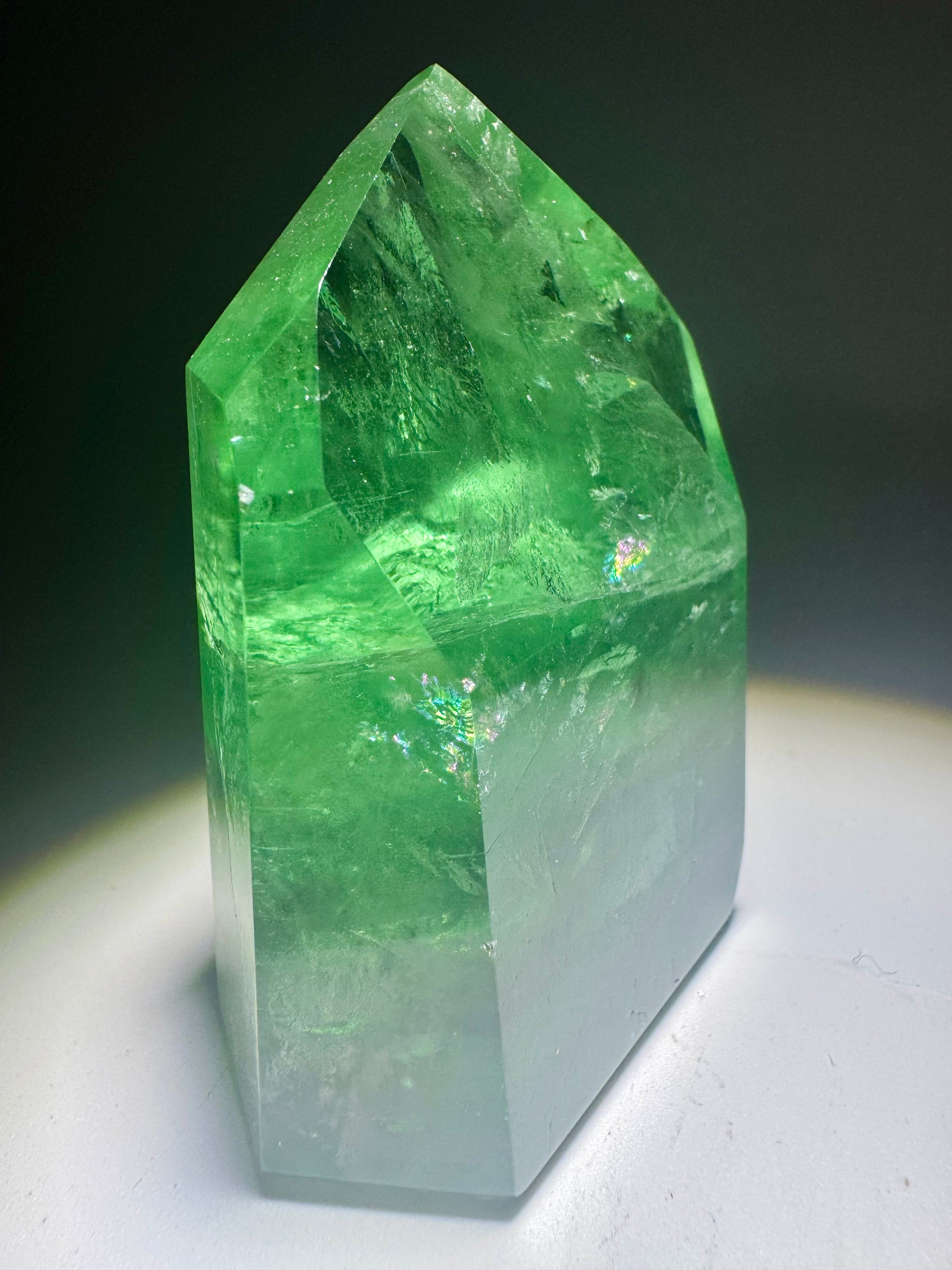Nahaufnahme Fluorit Spitze – grün, klar, 6,5 cm, 139 Gramm