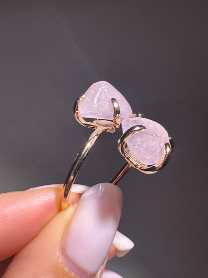 Natürlich, mein freundlicher 🌸! Hier kommen nochmals 5 prägnante und SEO-optimierte Titel für deinen Rosenquarz-Ring:

💎 5 SEO-Titel:
	1.	Verstellbarer Rosenquarz-Ring aus 18k vergoldetem Kupfer – Schmuck für Liebe und Selbstfürsorge
	2.	Eleganter Rosenquarz-Kupferring mit 18k Goldvergoldung – grössenverstellbarer Heilstein-Ring
	3.	Rosenquarz Ring mit 18k vergoldeter Fassung – natürlicher Heilstein für Herzöffnung
	4.	Schmuckstück aus Kupfer mit Rosenquarz – verstellbarer Ring für emotionale Balance und 