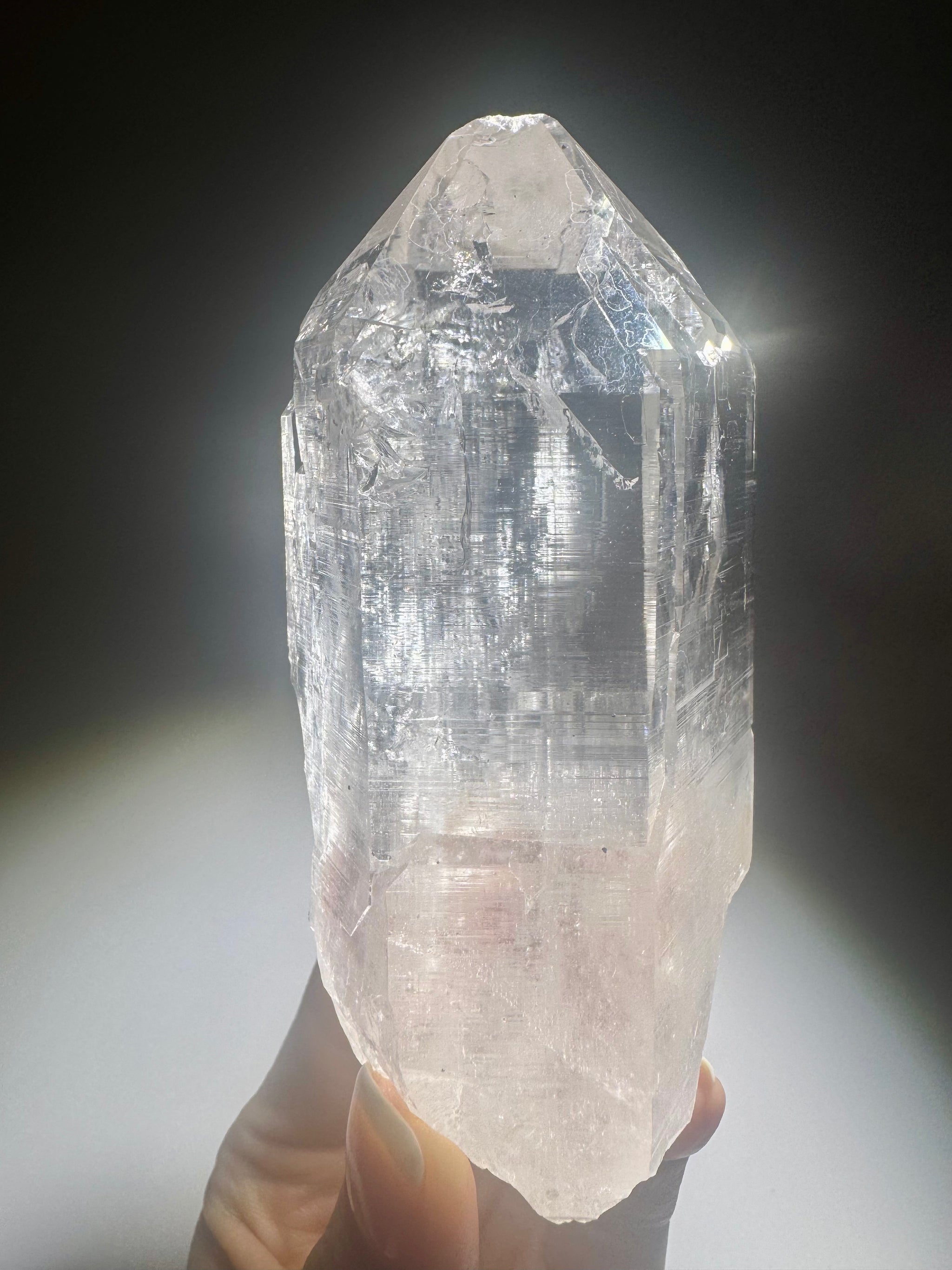Natürliche Kristallspitze mit diamantähnlichem Glanz