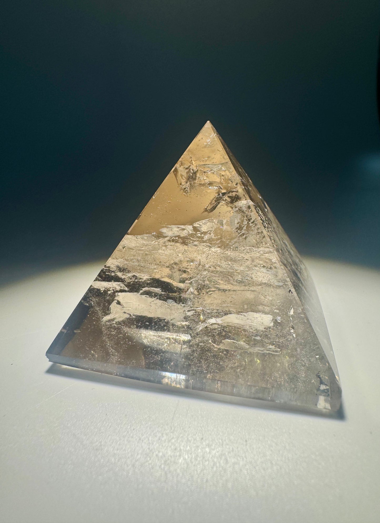 Natürliche Rauchquarzpyramide aus Brasilien mit faszinierenden Regenbogen-Reflexen