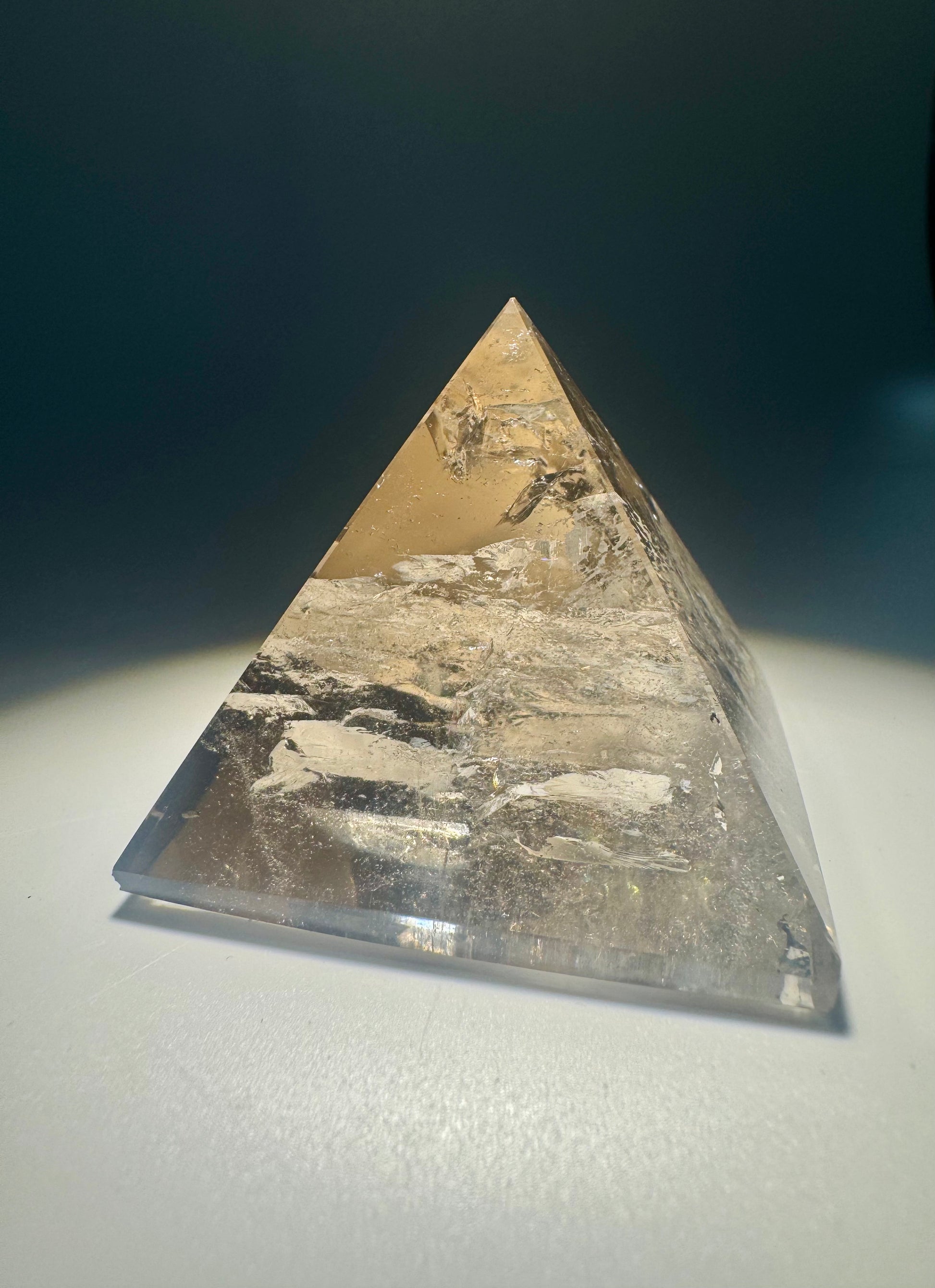 Natürliche Rauchquarzpyramide aus Brasilien mit faszinierenden Regenbogen-Reflexen