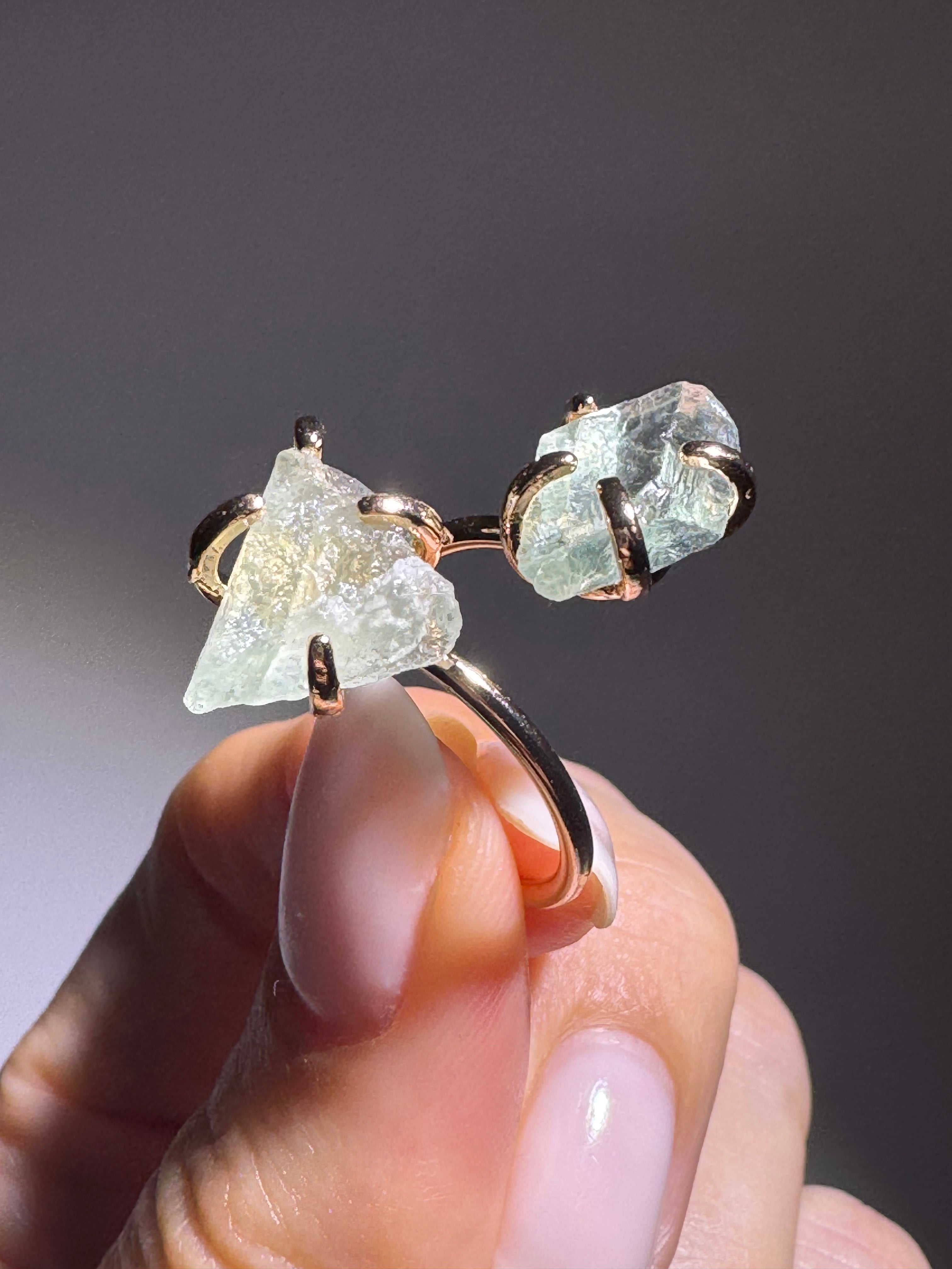 Natürlicher Fluorit-Ring aus vergoldetem Kupfer – Schmuck für mentale Stärke und spirituelle Harmonie