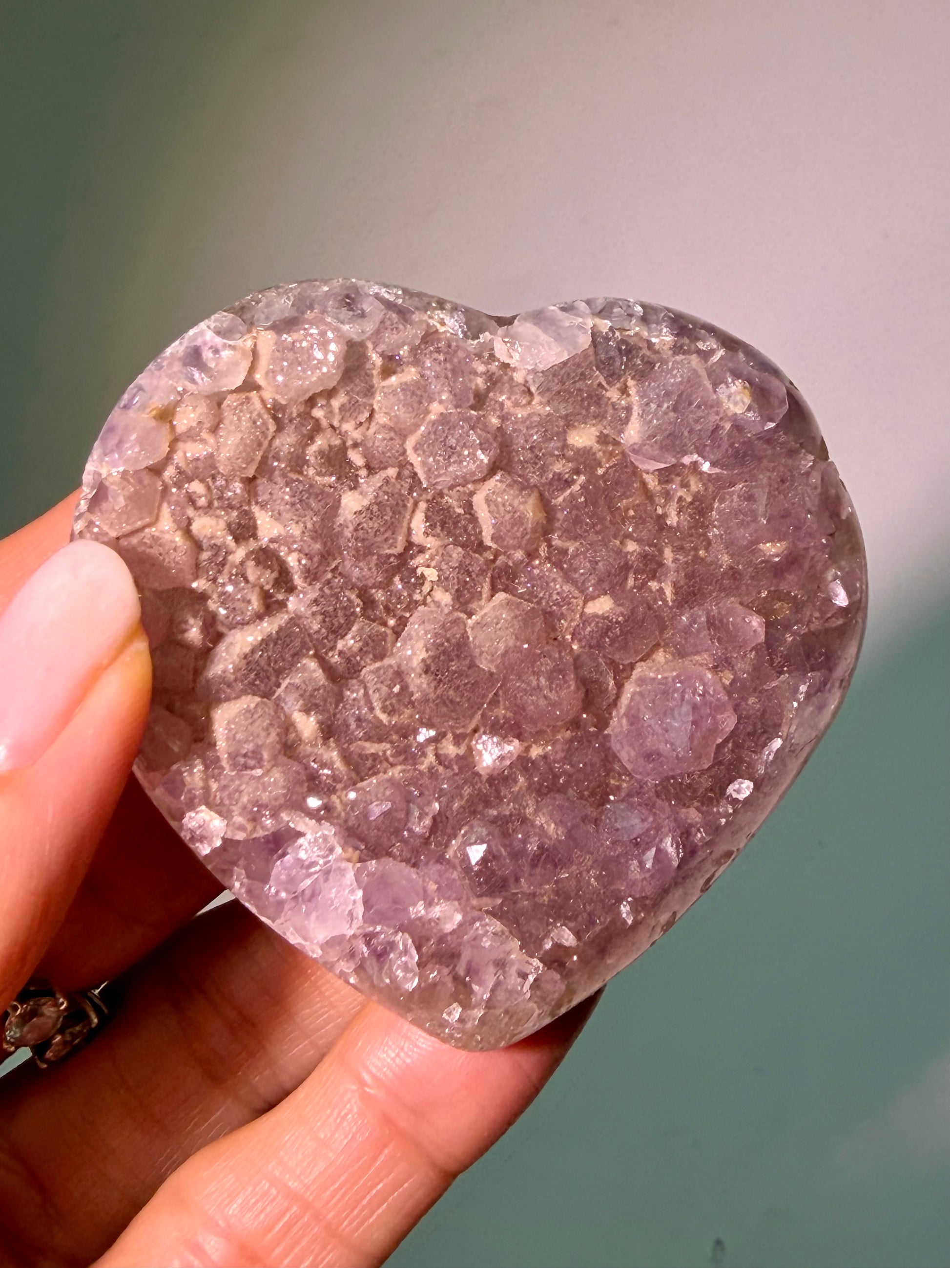 Natürliches Rainbow Amethyst Herz mit Doppelkristallisation 81 g