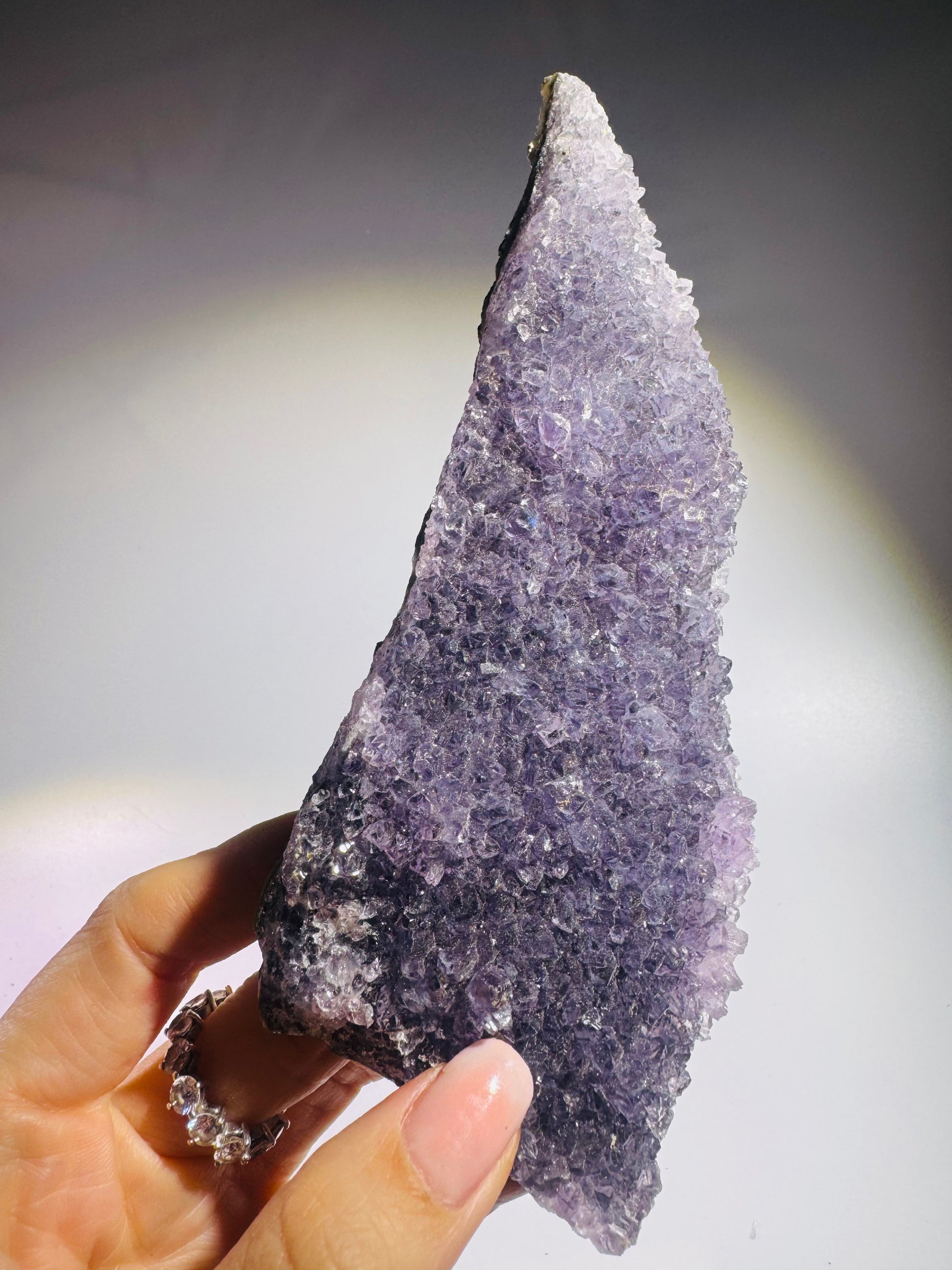 Natur-Amethyst-Druse 15,5 x 6,5 cm, 200 g – violette Kristallgruppe für Meditation, innere Ruhe, Schutz und harmonische Energie im Raum