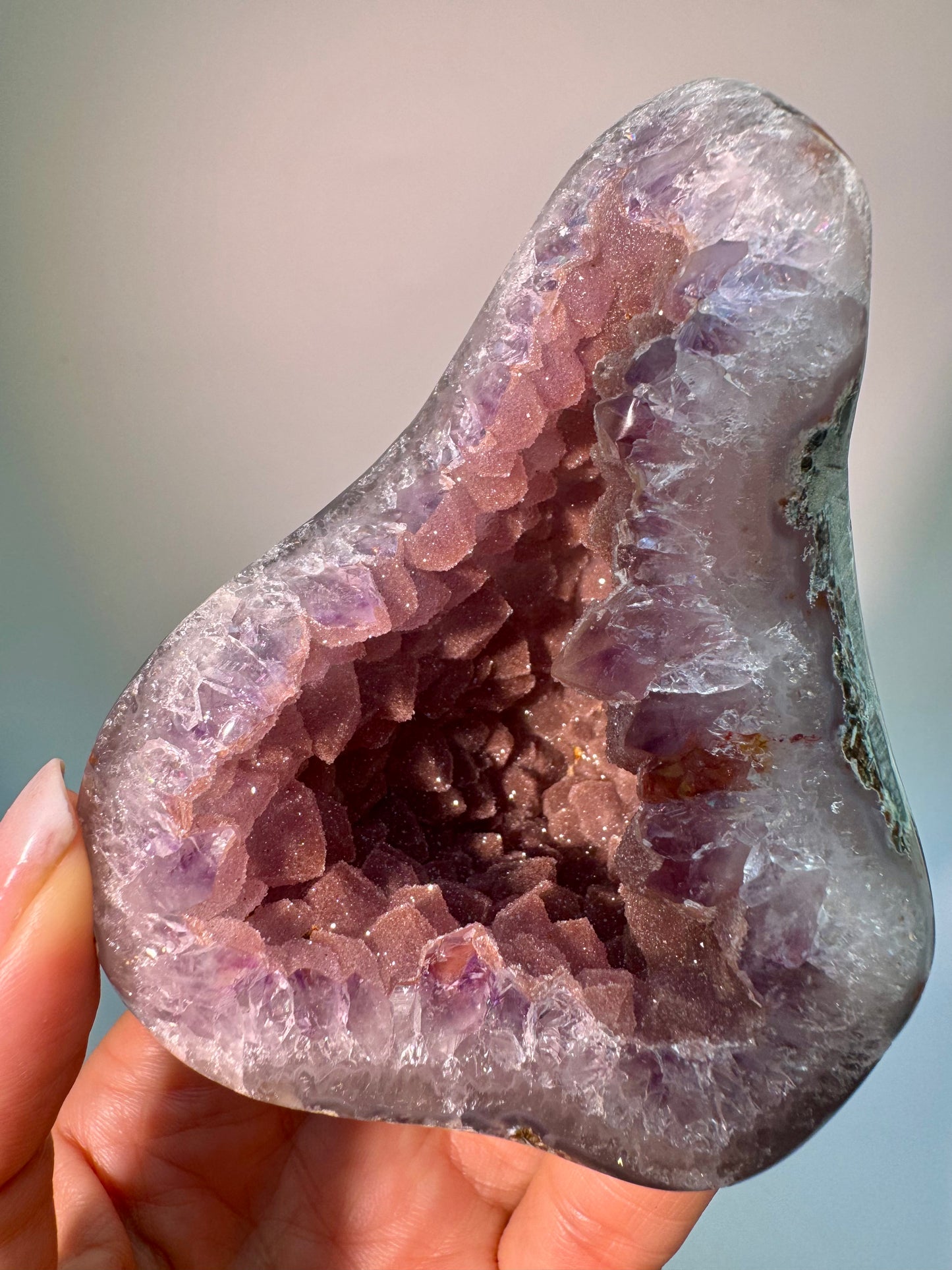Natur-Unikat aus Uruguay: Freiform Geode mit intensiver Kristallbildung