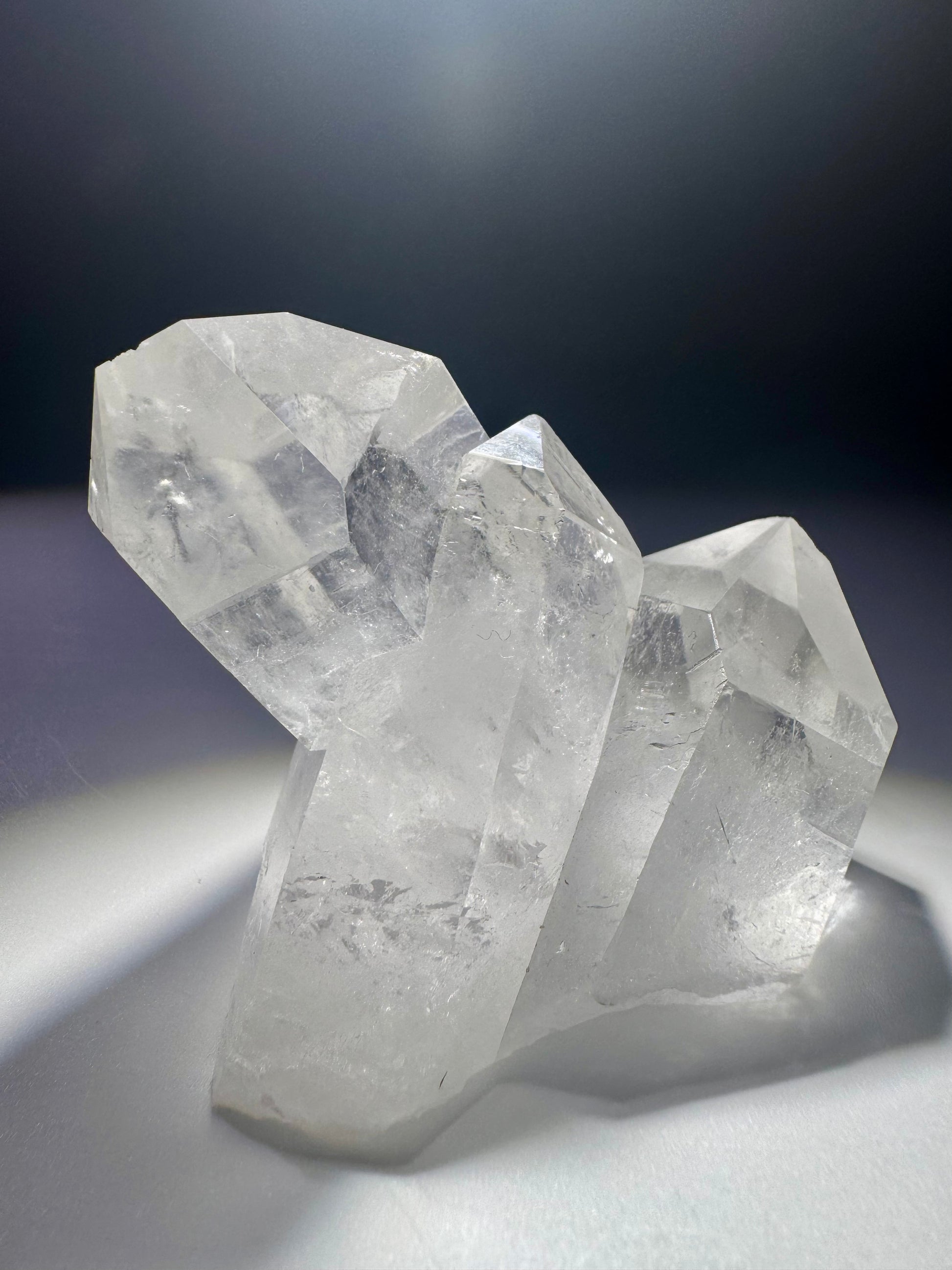 Naturbelassene Bergkristall Stufe – 9 cm lang, 204 g schwer, extraklarer Quarz aus Brasilien