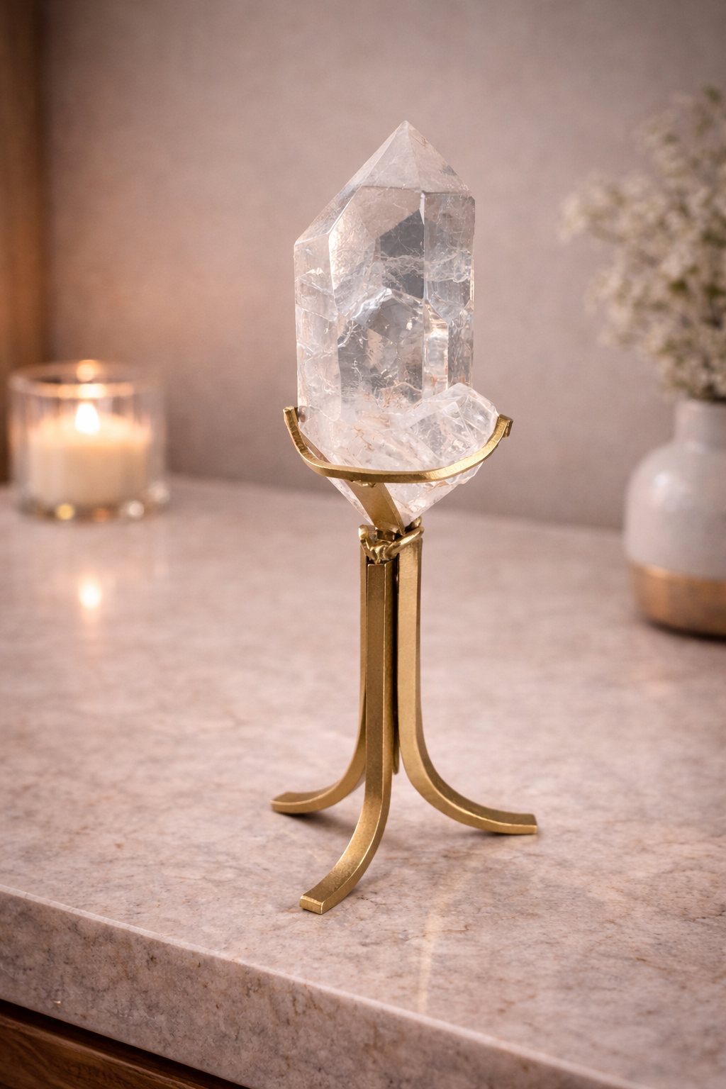 Naturbelassene Pinkquarz-Spitze aus Madagaskar in zartem Rosa mit goldenem Ständer