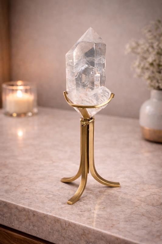 Naturbelassene Pinkquarz-Spitze aus Madagaskar in zartem Rosa mit goldenem Ständer