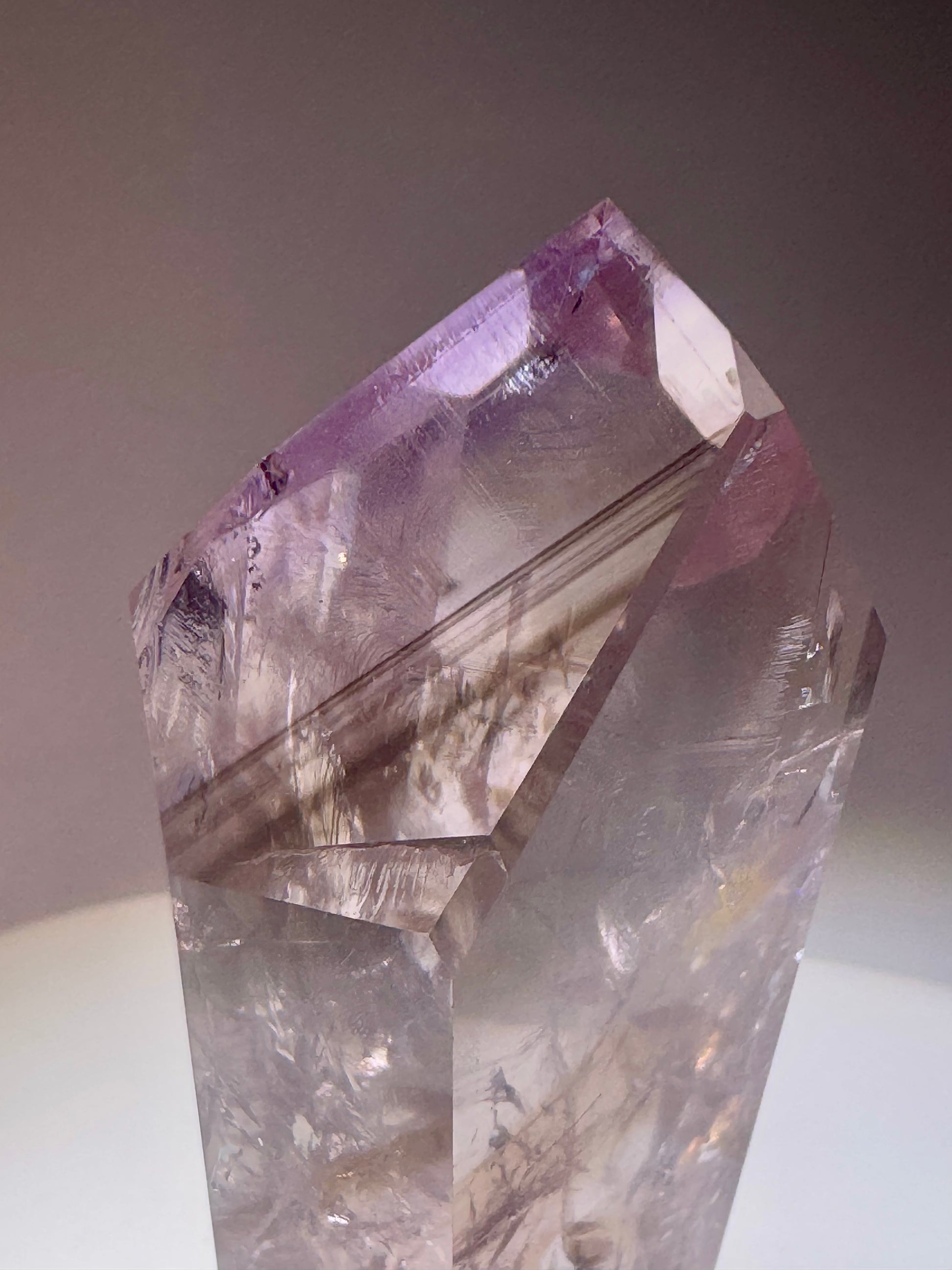 Naturbelassener Ametrin-Phantomkristall mit Regenbogen und klarer Struktur