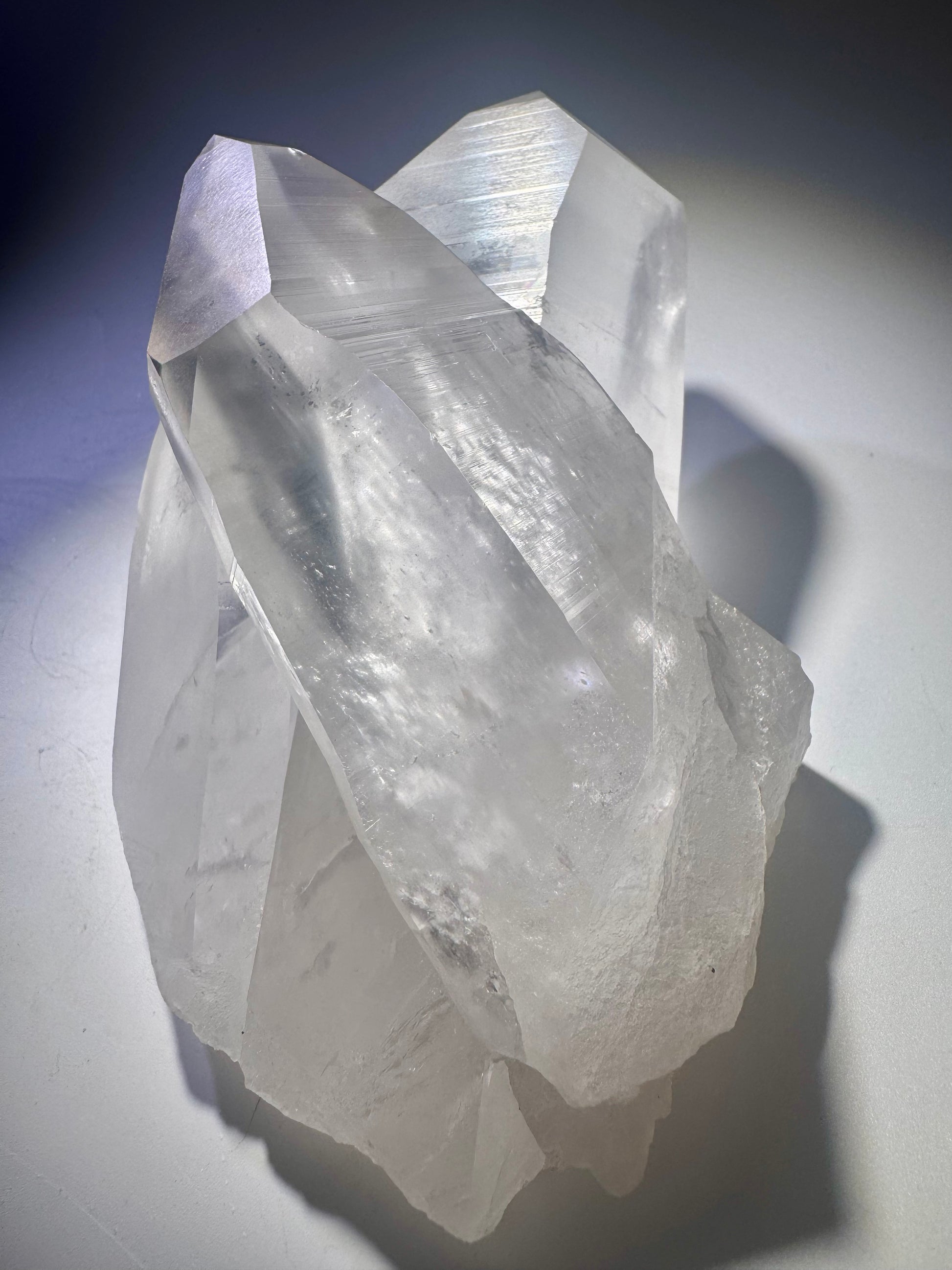 Naturbelassener Lemurian Quarz aus Corinto, Brasilien – 16 cm lang, 9 cm hoch, 895 g schwer – mit tiefen horizontalen Linien & klarer Struktur