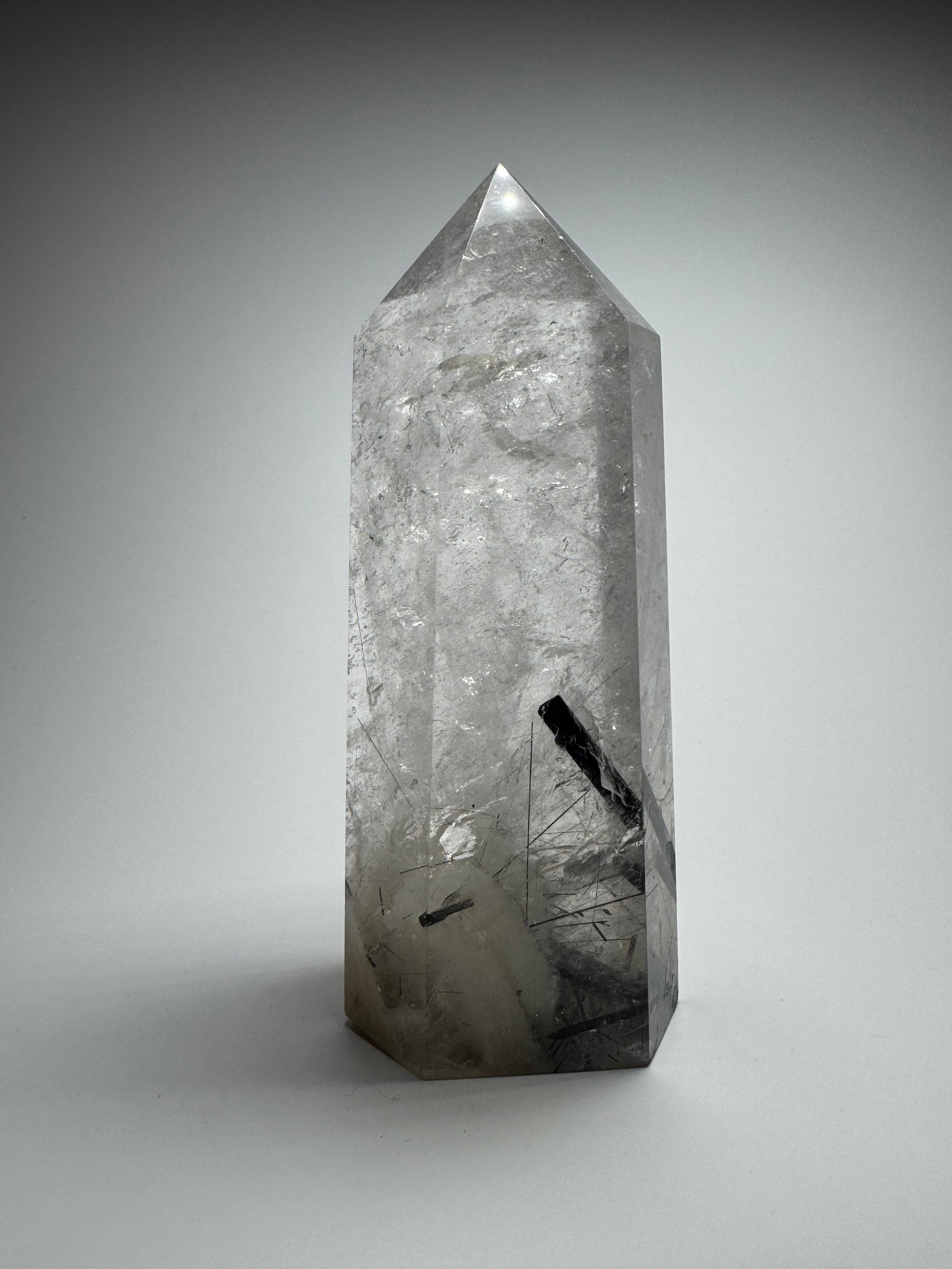 Naturbelassener Quarz mit Rutil & Turmalin – hochwertige Spitze
