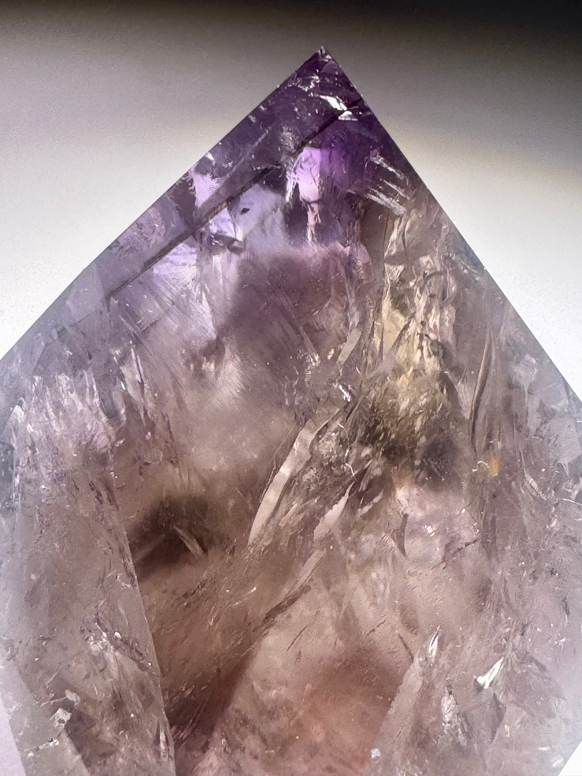 Naturkristall aus Brasilien – Ametrin mit Citrin-Phantom, Amethyst und fluoreszierendem Effekt