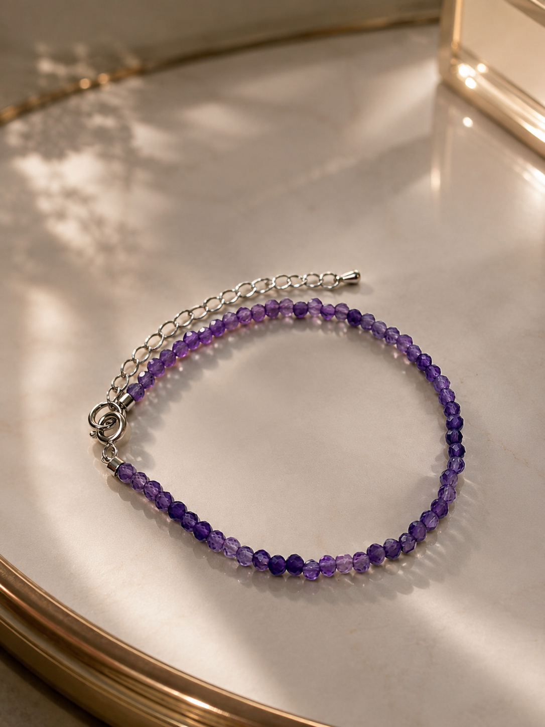 Naturstein Kristallarmband mit facettierten Perlen und Unique Crystals Schmuckschatulle