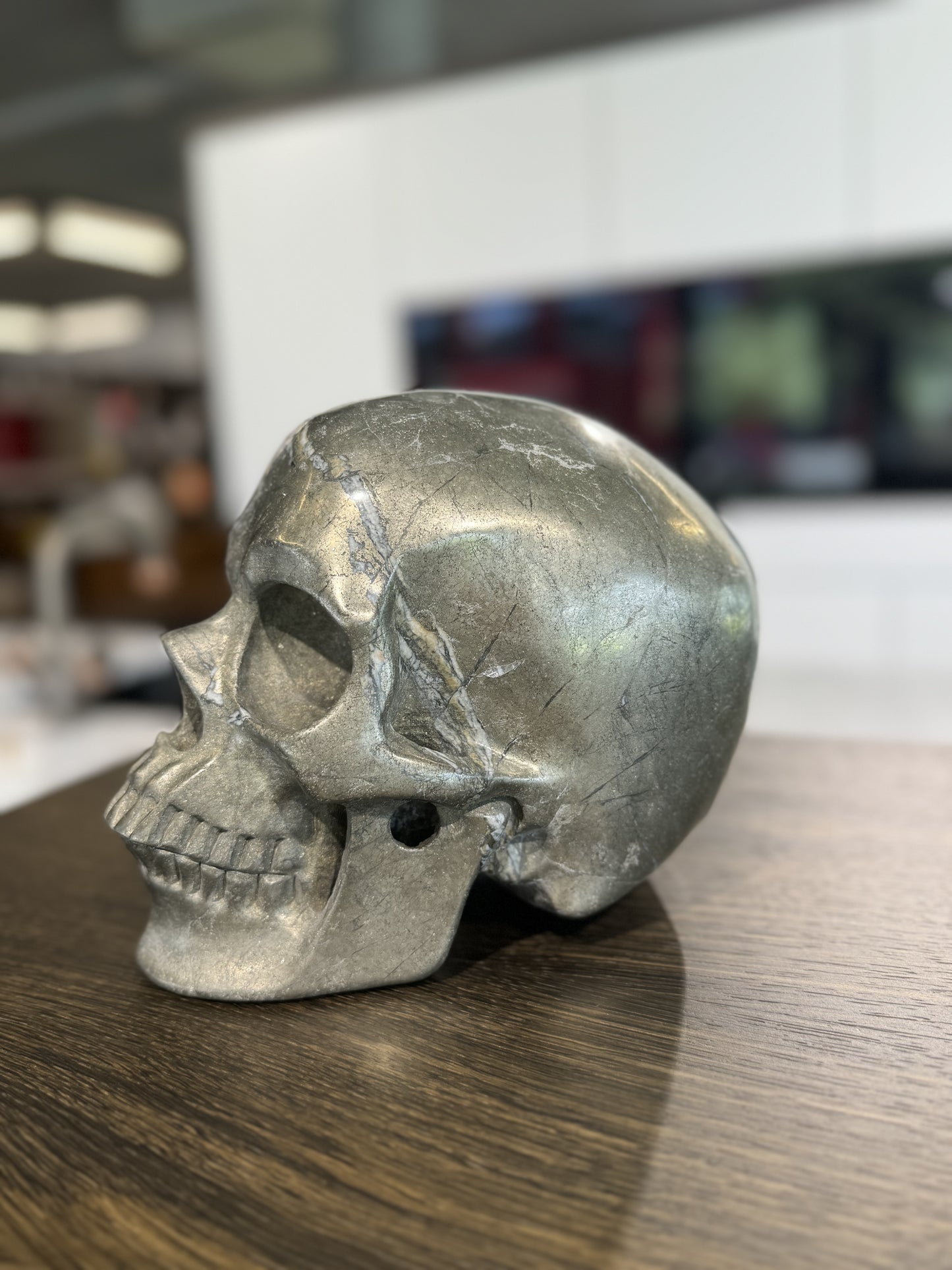 Naturstein Totenkopf aus Pyrit – 20 cm, 9,4 kg | Energiestein mit realistischer Form