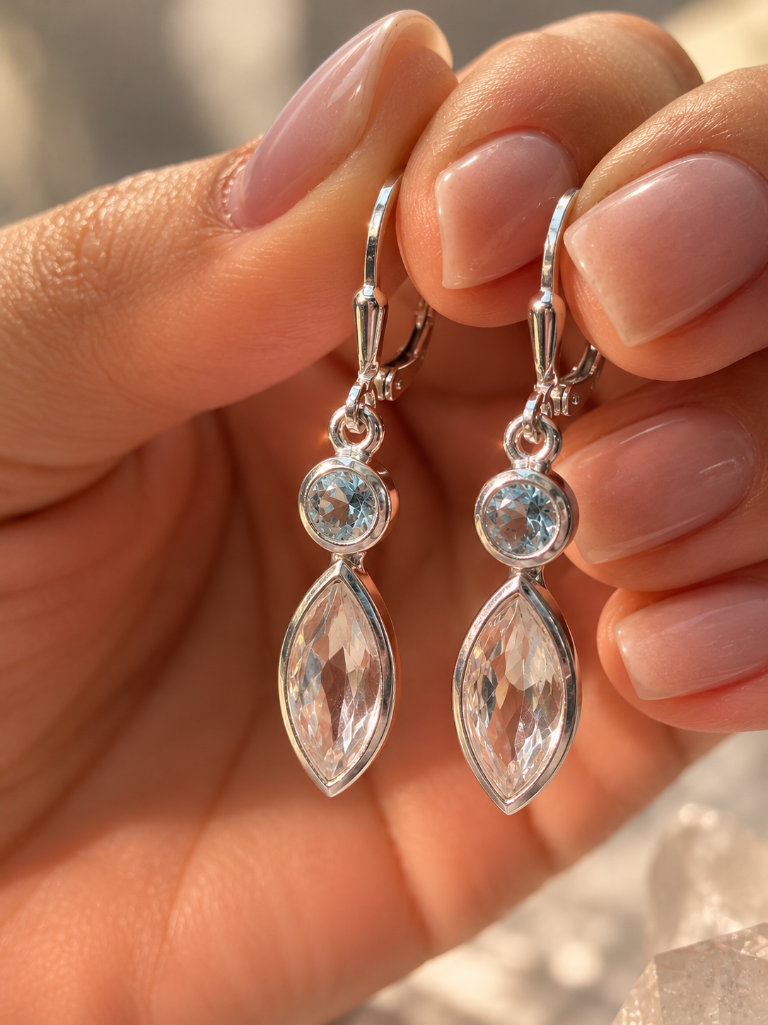 Ohrringpaar aus 925 Sterling Silber mit rundem Blautopas und ovalem Bergkristall 
