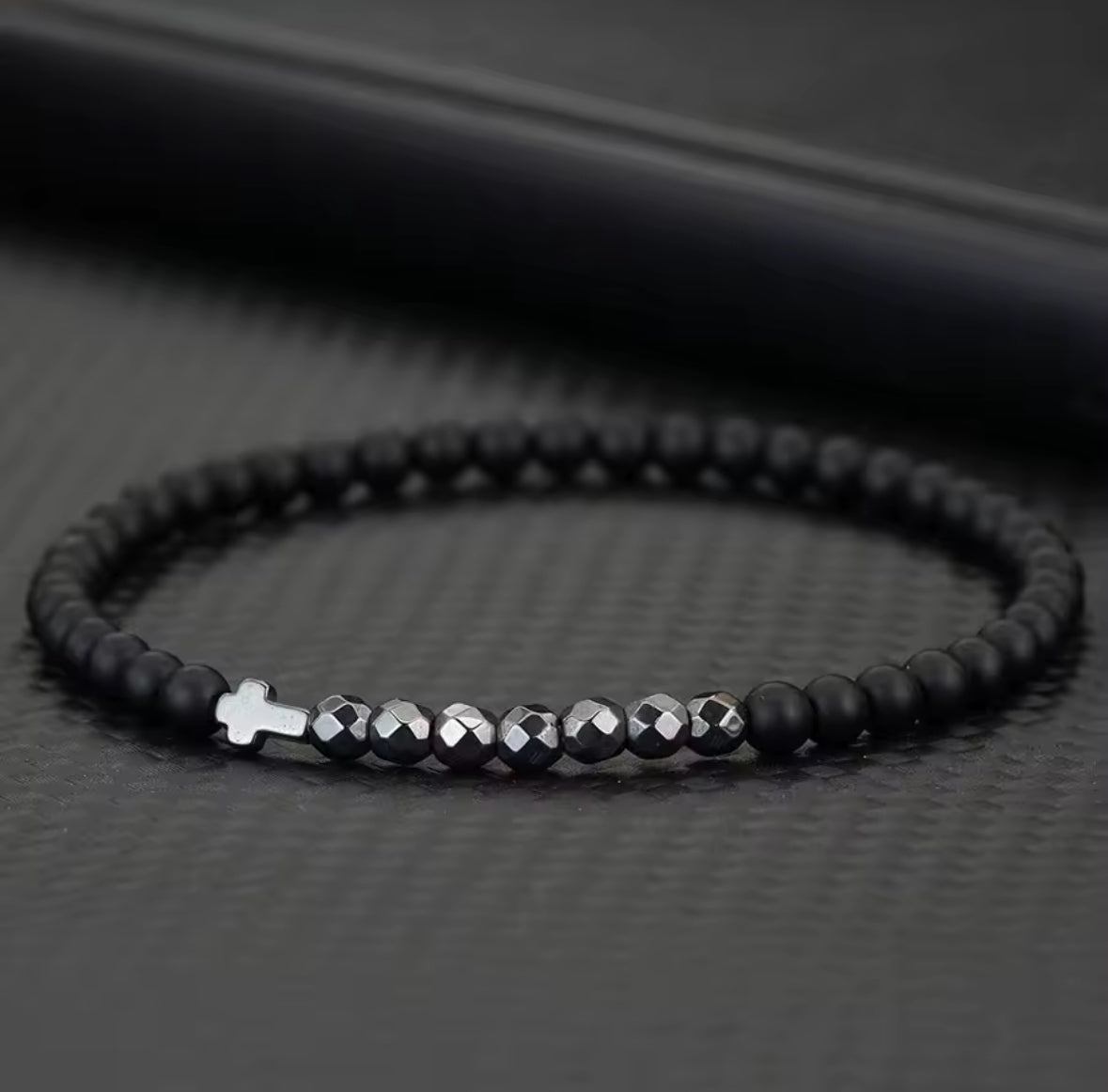 Onyx-Armband mit facettierten Hämatitperlen & Kreuz – 19,5 cm, Unisex