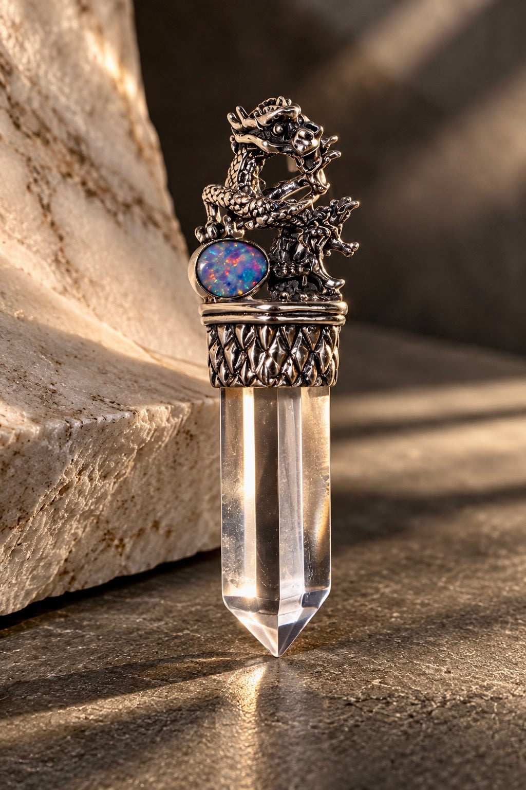 Opal Anhänger mit Drache aus 925 Silber und klarer Lemurian Kristallspitze