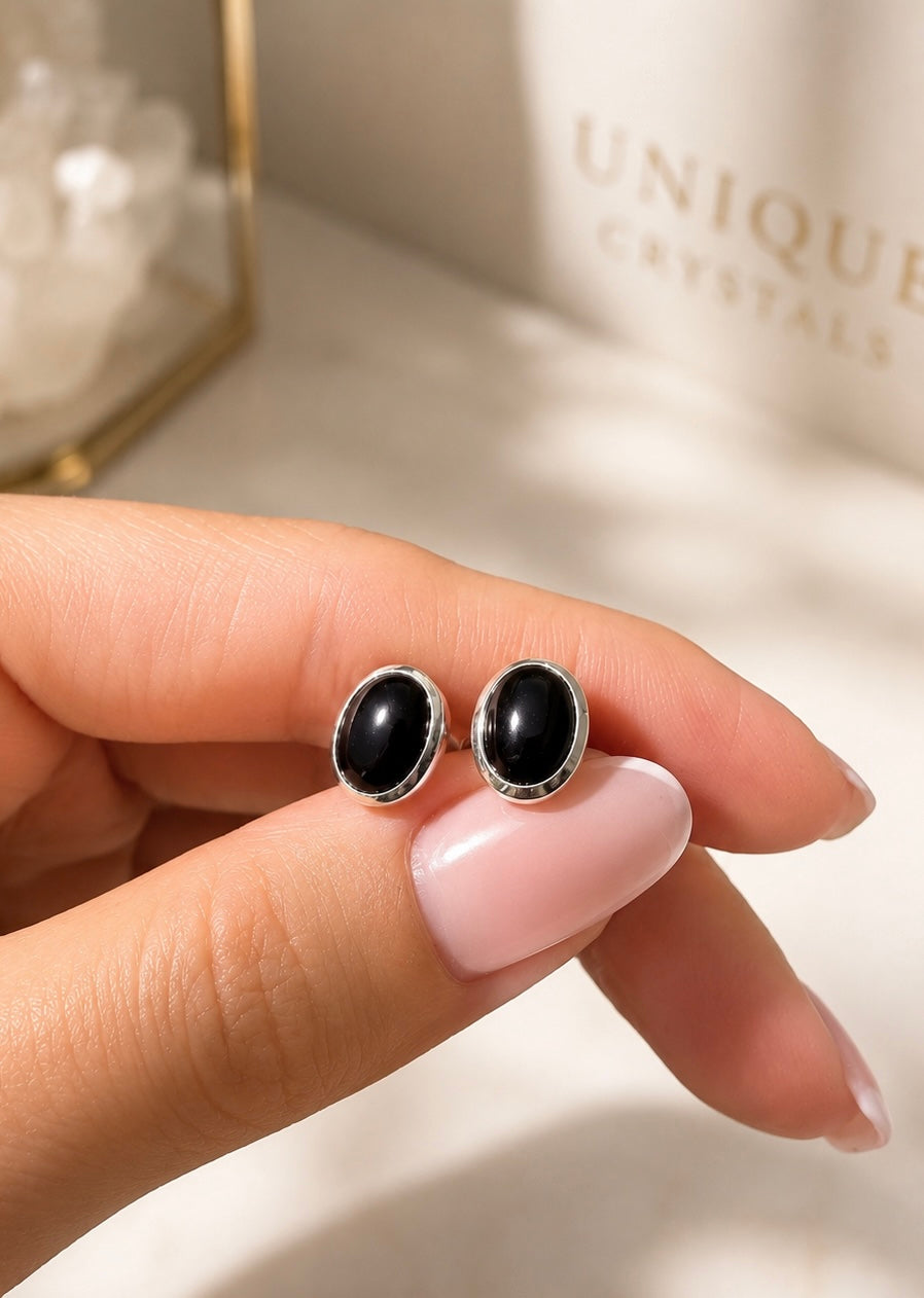 Ovale Onyx Ohrringe in 925 Silber mit edler Zargenfassung in Unique Crystals Schmuckschatulle.