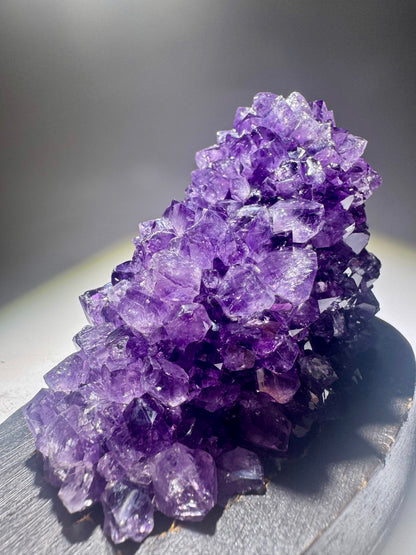 Perfekte Stalaktitspitze aus Uruguay mit intensiven Amethystkristallen