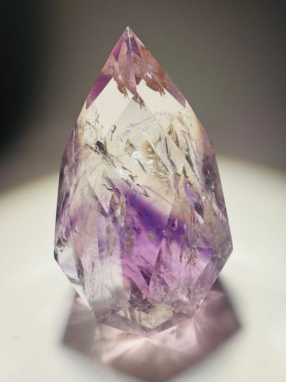 Wunderschönes Phantom-Amethyst-Ornament – facettiert, mit Regenbogen & Phantom 