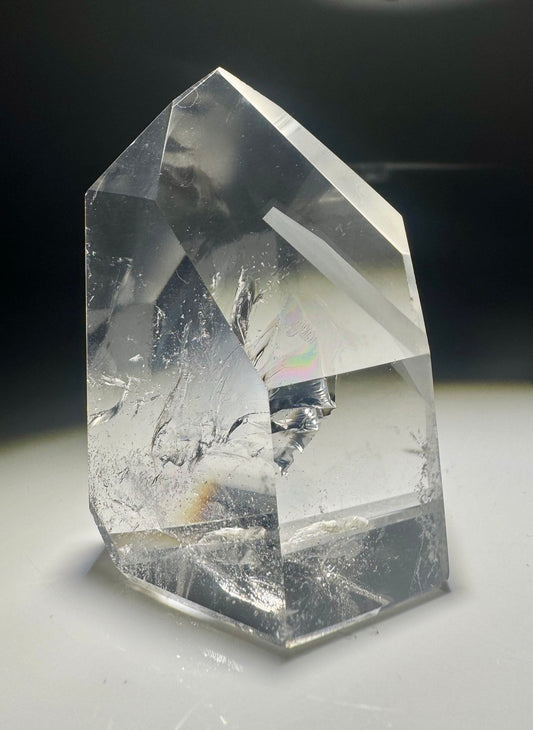 Phantom-Lemurian-Bergkristallspitze mit Regenbogen – Poliertes Unikat aus Brasilien | 6,5 cm