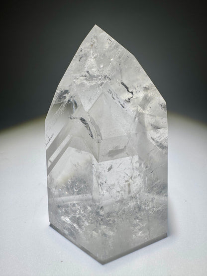 Phantom-Quarz mit Regenbogen – 7 cm Kristallspitze