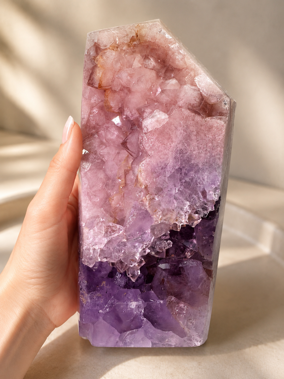 Pink-Amethyst-Spitze aus Brasilien mit riesigen, transparenten Kristallen in Pink und Lila. 21,5 cm hoch, 2,68 kg schwer. ✨